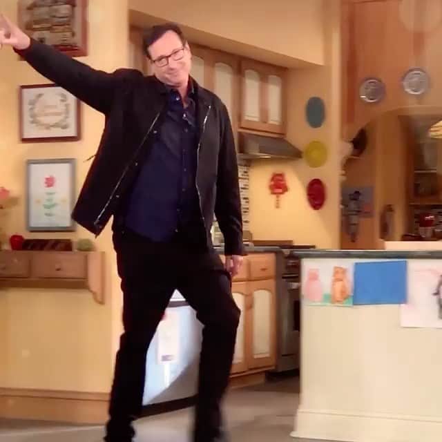 ボブ・サゲットのインスタグラム：「Just thought it’d be nice to join the cast of #FullerHouse in thanking all the people that made it last five years. Thanks to the whole cast, especially the gals that made it work for so many- @candacecbure @jodiesweetin & @andreabarber and the whole cast and crew, including all writers and @johnstamos @fullerhouseguy and Bob Boyett and the late Tom Miller for making it happen in the first place.   ・・・ repost @fullerhouse This one's for you: 🙇‍♀️🙇‍♀️ Farewell fannerinos! @netflixfamily @warnerbrostv」