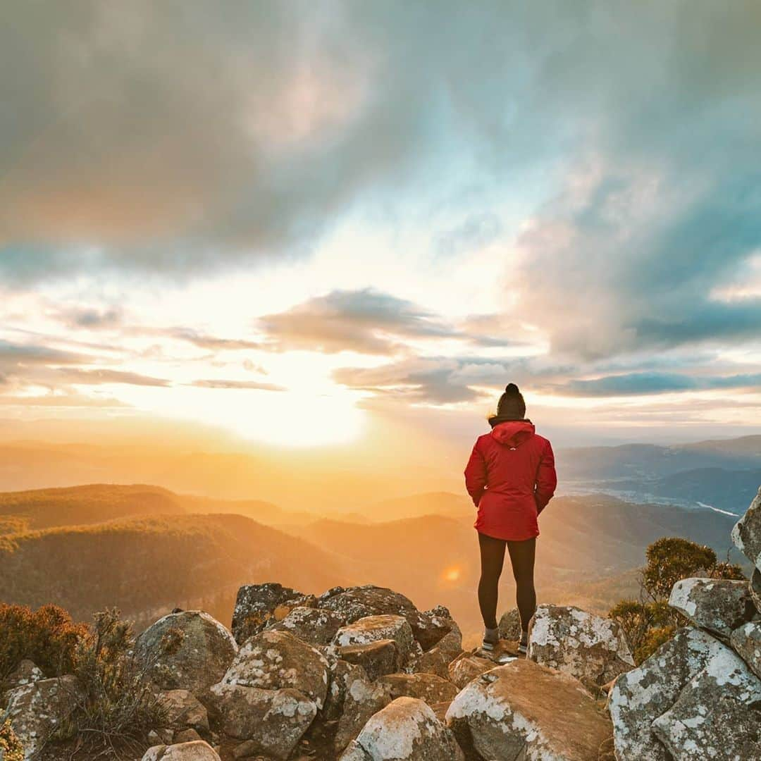 Australiaさんのインスタグラム写真 - (AustraliaInstagram)「Can you believe this spot is only 40 minutes from a capital city? @tassie_heights snapped this sunset spectacular at #CollinsCap in @tasmania, which is an easy drive from @hobartandbeyond. This five-kilometre return trail is graded as moderate, so it’s not just for hiking buffs, but you will need a good pair of hiking boots and lots of warm layers. At the summit, you’ll be rewarded with sweeping views of the Mount Wellington Plateau and the Derwent River. Tag someone you’d like to hike here with when travel permits! #seeaustralia #discovertasmania #tassiestyle #hobartandbeyond」7月12日 5時00分 - australia