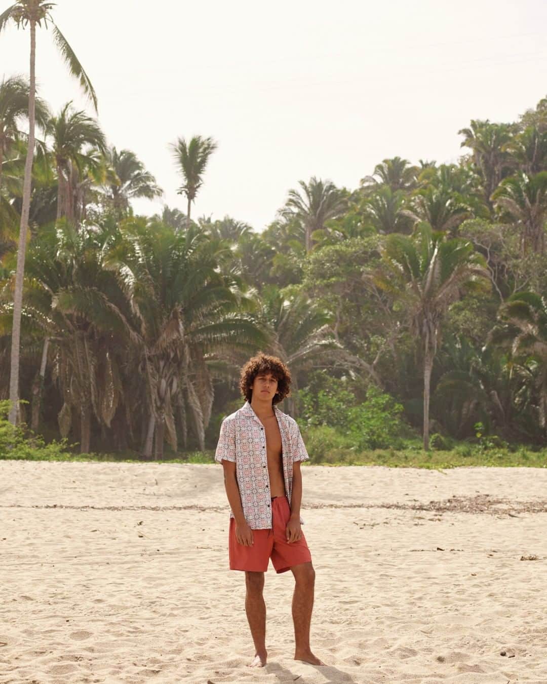 MR PORTERのインスタグラム：「The sustainable brand @outerknown was founded by the greatest surfer of all time, Mr @kellyslater, and designer Mr John Moore (@bonfirebeachkids). The Outerknown collection made exclusively for MR PORTER as part of our Gone Surfin' drop is inspired, in part, by the visual archive of surfer and filmmaker Mr Bruce Brown, and features eco-friendly shorts, shirts and sweats. Tap to shop. #MRPORTERGoneSurfin'」