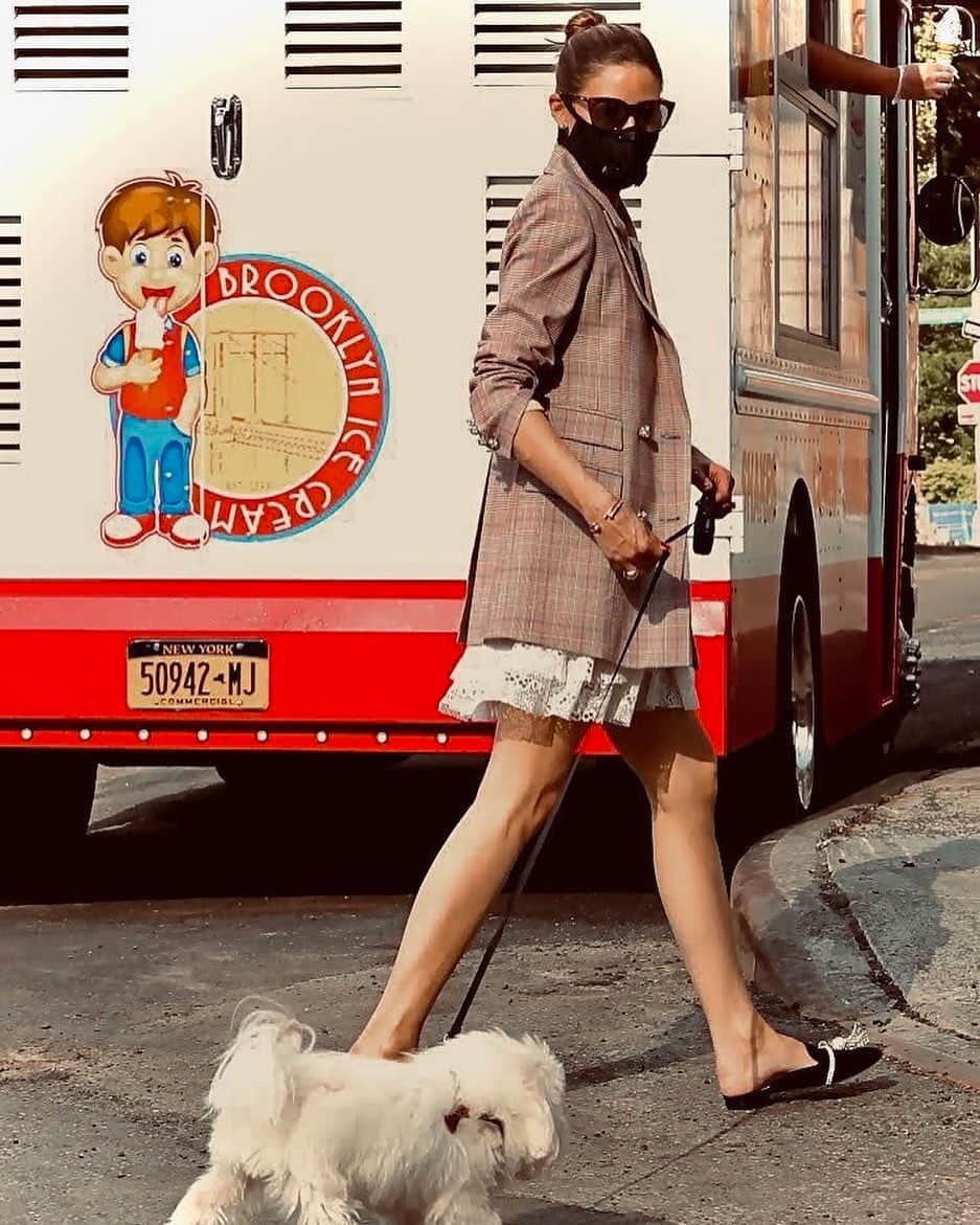 オリヴィア・パレルモのインスタグラム：「Nothing says summer like the ice cream man!🍦 Foregoing an ice cream cone and opting for a chic blazer instead - its a great transitional piece for the blasting A/C indoors 🥶 or cool evening walks 🌅 More on the summer blazer at the link in bio! #styledbyOP」