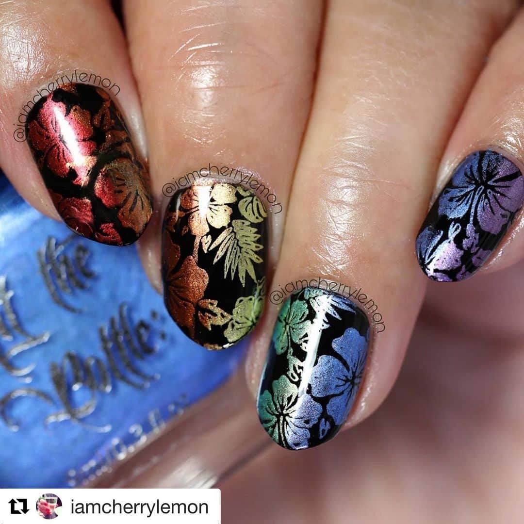 Nail Designsさんのインスタグラム写真 - (Nail DesignsInstagram)「#Repost @iamcherrylemon  ・・・ Hello, it's #HawaiianShirtManiFriday ☀️ here's a simple gradient stamping nail design 🌺🌺 🌴☀️🌴☀️🌴☀️🌴☀️🌴☀️🌴☀️🌴☀️🌴☀️🌴☀️🌴☀️ @dixie_plates DP08 @barrymcosmetics Black forest gelly nail paint @hit_the_bottle Poison Apple, copper haired girl, Sucrose and yet so far, Jack frosting, Sweet child of lime, Anything is popsicle @vibrantvinyls Fast drying top coat in lemon sugar 🌴☀️🌴☀️🌴☀️🌴☀️🌴☀️🌴☀️🌴☀️🌴☀️🌴☀️🌴☀️ #manioftheday #nailswag  #instanails #nailstagram #nailsoftheday #nailartappreciation #nailitdaily  #nailartwow  #nailedit #nails2inspire #glamournails #alltheprettynails #nailspafeature  #nailartwow #ignails  #nailedit #nails2inspire  #nailobsession #nailartheaven #nailartswag #nailartdiary #nailartcult #gradientstamping  #gradientnailart #gradientnails  #stampingnails #stampingnailart #stampingaddict #HawaiianShirtFriday #dixie_plates」7月12日 5時11分 - nailartfeature