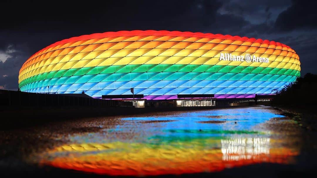 バイエルン・ミュンヘンさんのインスタグラム写真 - (バイエルン・ミュンヘンInstagram)「ℹ️ #FCBayern supports Christopher Street Day by lighting up the #AllianzArena in rainbow colors! 🏳️‍🌈 Check our story for more info. #MiaSanMia #CSD」7月12日 5時11分 - fcbayern