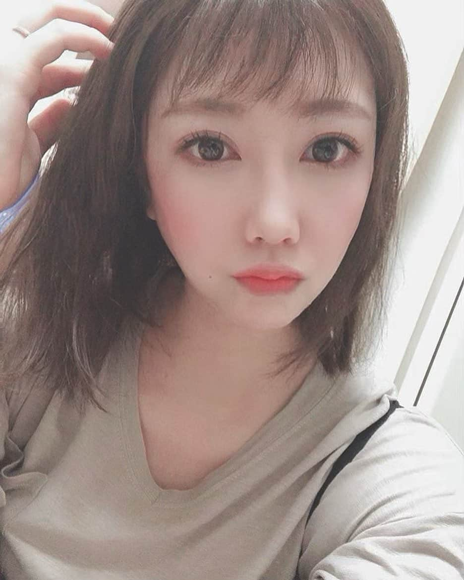 安藤志穂美さんのインスタグラム写真 - (安藤志穂美Instagram)「朝の4時に自分で前髪切ったよ✂︎﻿ ﻿ ほら見てごらん。﻿ ﻿ いつもオンザ眉になっちゃうんだけど。﻿ 最悪なんだけど😭﻿ ﻿ 皆どうやってセルフカットしてるの？﻿ みんな上手すぎ。﻿ ﻿ そしてもっと最悪なのは、﻿ 朝早くから痴漢にあったこと🚃﻿  #オンザ眉毛  #セルフカット #大失敗 #早朝 #selfcut #ぱっつん前髪  #morning」7月12日 5時13分 - shiomi_ando