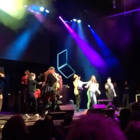 ボビー・ブラウンのインスタグラム：「When Salt and Pepper call you up to the stage but  you have the worst outfit on ... you just don’t care. And who says Jewish women can’t dance? ( just my kids and my nephews)  also met @coolio that night.」