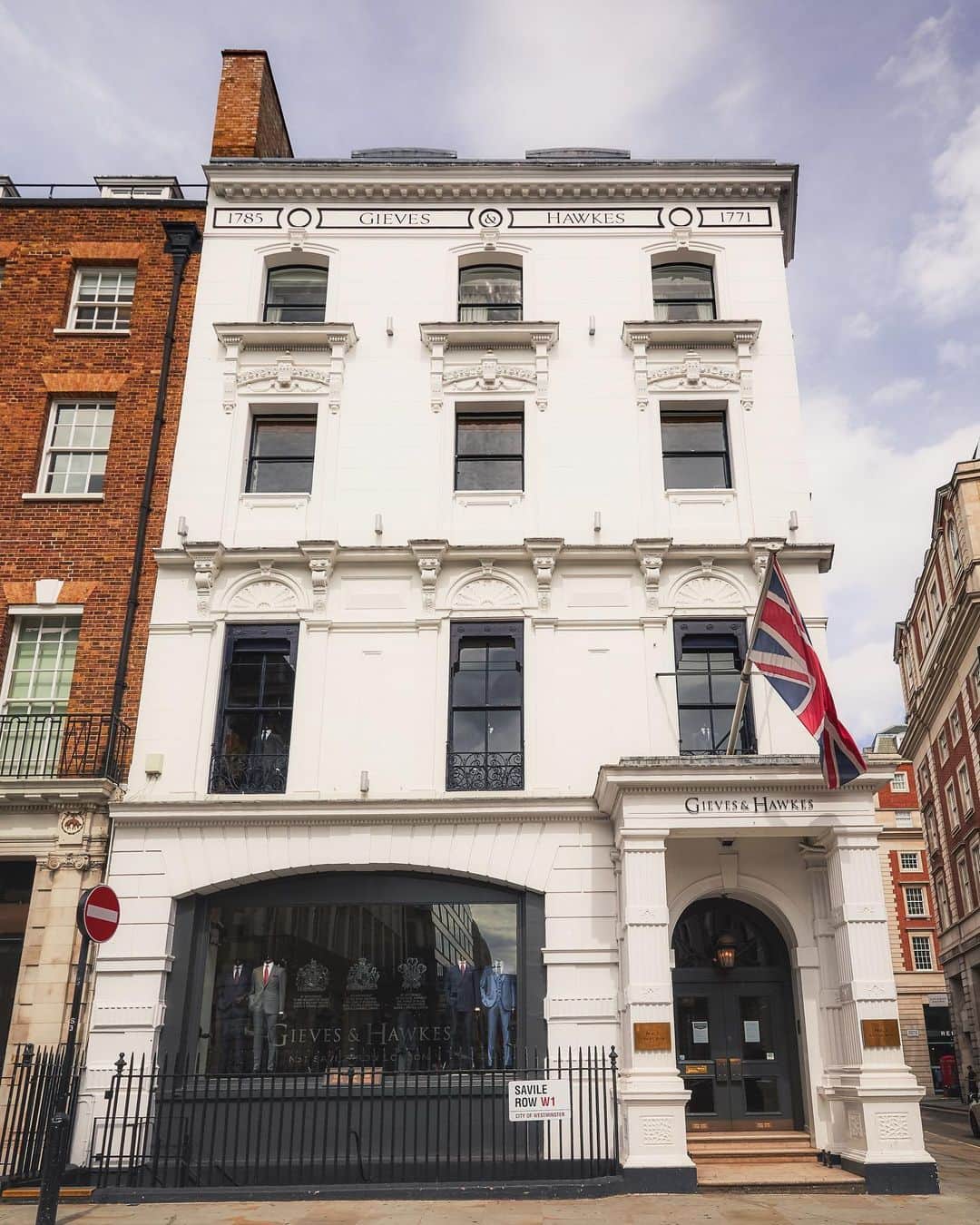 ギーブス&ホークスのインスタグラム：「No.1 Savile Row is open today for the first Saturday since reopening it’s doors.  #gievesandhawkes #savilerow」