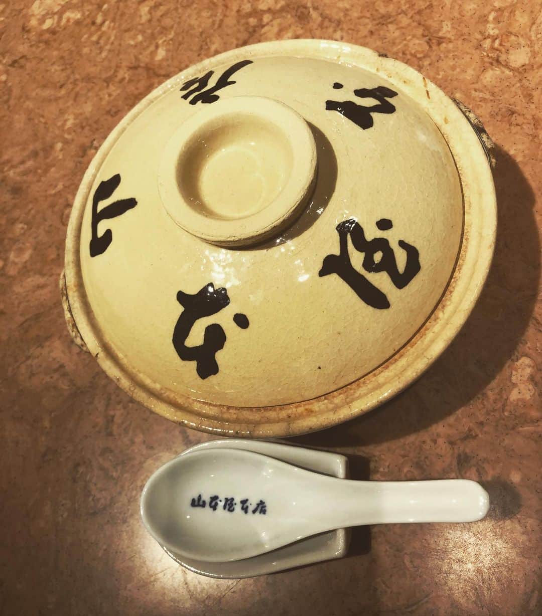 のインスタグラム：「わざわざこの鍋買うくらいには好きだよ。 #味噌煮込みうどん山本屋」