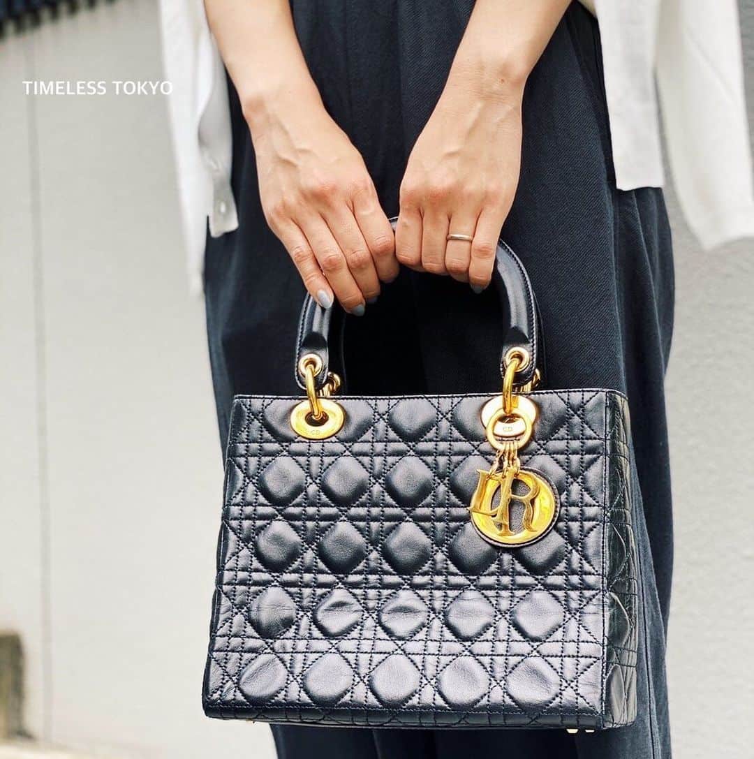 Paula’sのインスタグラム：「【DIOR】 レディディオール ハンドバッグ  レディ・ディオールは、元々「カナージュ・キュイール」という名称で発売されていました。当時、ディオールの得意客であったフランスのシラク大統領夫人は、パリを訪れたダイアナ元妃に黒のカナージュ・キュイールをプレゼント。 それをとても気に入ったダイアナ元妃はディオール本店に出向き、店頭にあったカナージュ・キュイールを全色購入しました。  以降、ダイアナ元妃がカナージュ・キュイールを持った姿が多く見られたことから、1995年にダイアナ元妃の愛称であった「レディ・ダイアナ」に由来して「レディ・ディオール」へ名称を変更する運びとなったのです。  詳細はWEB SHOPにて 【GE60571】 .  #timelesstokyo#timeless#tokyo#vintage#vintageshop#chanel#selectshop#CELINE#HERMES#GUCCI#DIOR#celine#dior #ディオール#ヴィンテージバッグ」