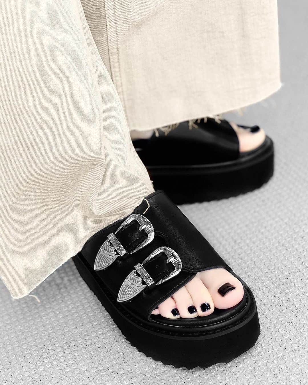 lve_xxxxのインスタグラム：「.﻿ .﻿ 我慢出来ずにまたｻﾝﾀﾞﾙを﻿ …買ってしまった😇﻿ ﻿ ZARAのSALEなってるｻﾝﾀﾞﾙと﻿ 迷ってたけど厚底だからｺﾚ盛れるな🤔﻿ と、こちらを💁🏻‍♀️﻿ ﻿ ﾀﾞﾌﾞﾙｳｴｽﾀﾝﾊﾞｯｸﾙｻﾝﾀﾞﾙ﻿ @hare_official ﻿ ﻿ ﻿」