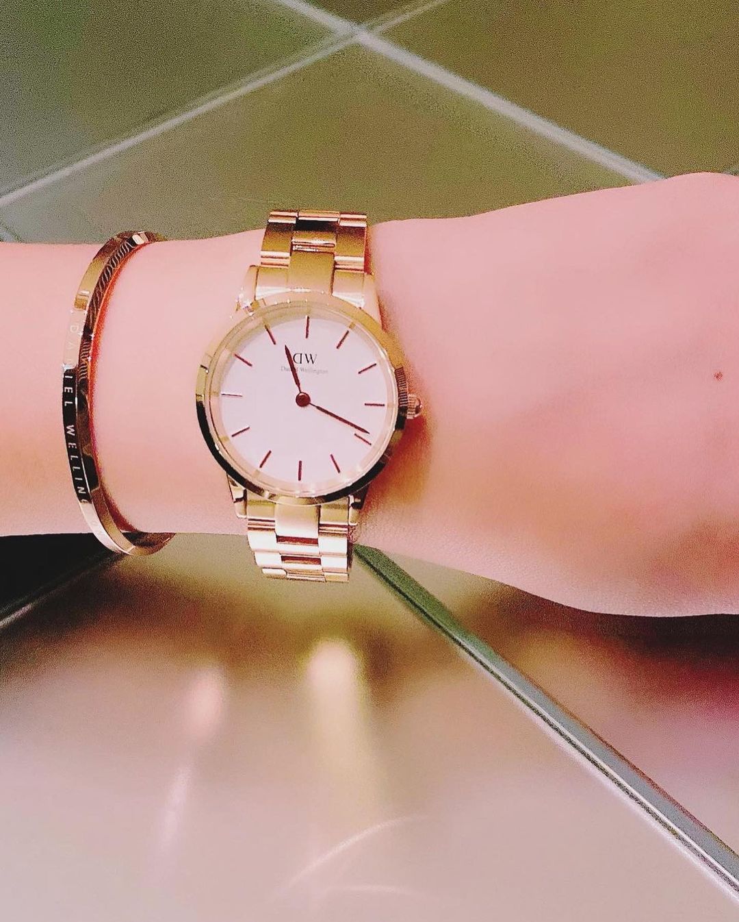 小林未来さんのインスタグラム写真 - (小林未来Instagram)「夏用にチェンジした腕時計とバングルは、どちらもダニエルウェリントン（@danielwellington）✨ DWの腕時計はシンプルで上品さもあるから、今日みたいなユニクロのベーシックワンピも格上げできてお気に入り。バングルもミニマルなデザインで何にでも合わせやすくてヘビロテしてるよ！ DWは文字盤もストラップもカラーバリエーション豊富なので、みんなもきっとお気に入りが見つかるはず。 いまならめちゃめちゃお得なサマーキャンペーンもやっているので、公式WEBショップ（https://www.danielwellington.com/jp/）をチェックしてみてね！！  ［サマーキャンペーン情報］  🌻公式ホームページにて、腕時計とアクセサリーまたはストラップの購入で20%OFF（5月の最新作も対象）   🌻15%OFFクーポンコードも併用可能！     15％OFFクーポンコード：✨15mirai✨ （2020/ 8/ 31まで有効、DW公式直営店舗とWEBショップにて使用可能）  🌻LINE公式アカウントも6月からスタート！ダニエルウエリントンで検索してお友だち登録がおすすめです！  シンプルな白Tにもゴールド時計映えそうだね✨✨  #ダニエルウェリントン #dwサマー #pr #コラボベース #腕時計 #腕時計コーデ #ダニエルウェリントン32mm #ダニエルウェリントンバングル #ダニエルウェリントン新作 #ダニエルウェリントンクーポン #時計好きな人と繋がりたい #手元くら部 #レディースウォッチ #夏コーデ」7月11日 20時34分 - mirai.kobayashi