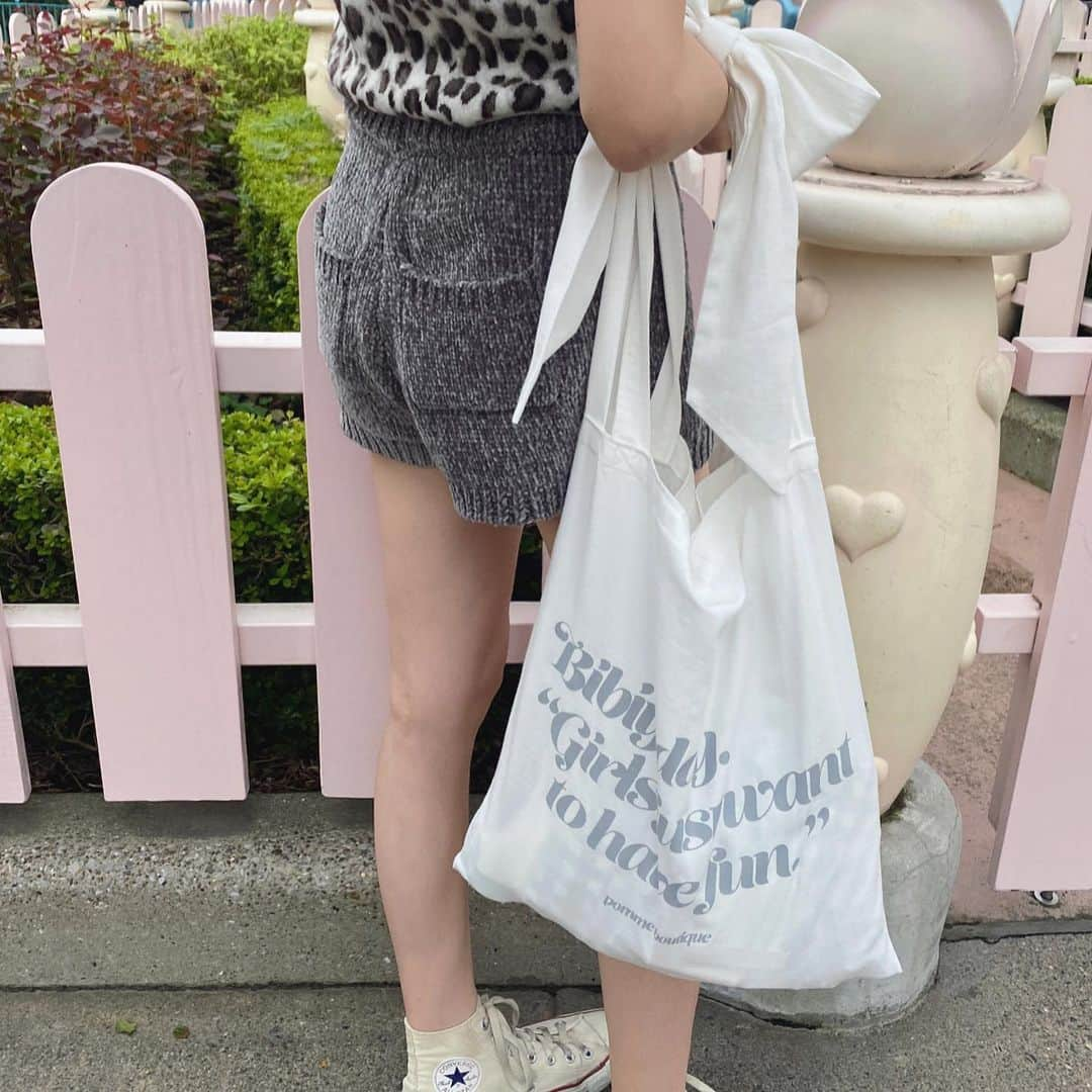 YUYUさんのインスタグラム写真 - (YUYUInstagram)「New!Bibiy.ribbon tote bag📢🤍🤍 やーーーーっとBibiy.第2弾totebagが完成しました。 ああ、本当に妄想してた通りに完成してほぼ奇跡...🤦🏼‍♂️🤍 皆さまどうでしょうか....🤍🤍❔ . Bibiy.でしか出逢えないと思っていただけるbagにしたくて, 第2弾を完成させるのもまた時間がかかってしまいました。 お待ち頂いた皆さまありがとうございます💌 . 生地感は勿論,ショルダーデザインとフォントカラーがBibiy.らしいpoint👩🏼‍🍳✌🏻🤍 軽い生地にした分,重さに耐えられるよう 裁断方法や縫製など細かく計算しています📋 . ショルダーリボンは外して巾着のように結んだり, バッグインしてシンプルに着回すことも可能なんです👩🏼‍🍳🤍 と、また話し出すと止まらず おばば臭くなってしまうので今日はここで。💌 新入り Bibiy.ribbon tote bag も活躍しそうだ🤍🤍 . . . #Bibiy. #Bibiy_GIRL」7月11日 20時34分 - yuyukmt