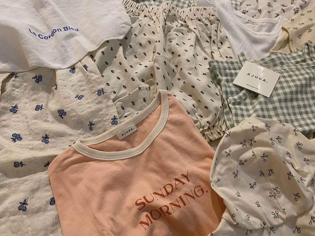 近藤千尋のインスタグラム：「ぜーんぶ　@ajuga.shop の新作です👚❤️ かわいい…🤦🏻‍♀️ 姉妹でお揃いで着ると可愛すぎてニヤニヤ☺️ 子供が持っても大人が持ってもかわいいエコバックも次々入荷する予定なので お楽しみに…💓😁 #子供服 #ディレクションさせてもらってます　 #アジュガ #姉妹 #2歳差育児」