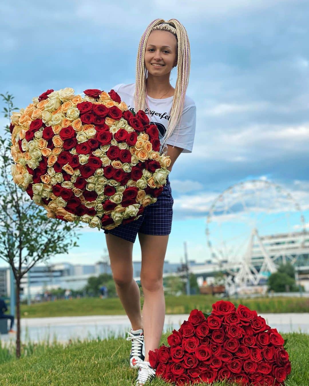 ダリア・スピリドーノワのインスタグラム：「Такая красота💥 ⠀ Очень люблю розы🌹 ⠀ Но совсем недавно узнала о цветах Гипсофила теперь они тоже стали моими любимыми🥰 ⠀ Какие ваши любимые цветочки?🌹」