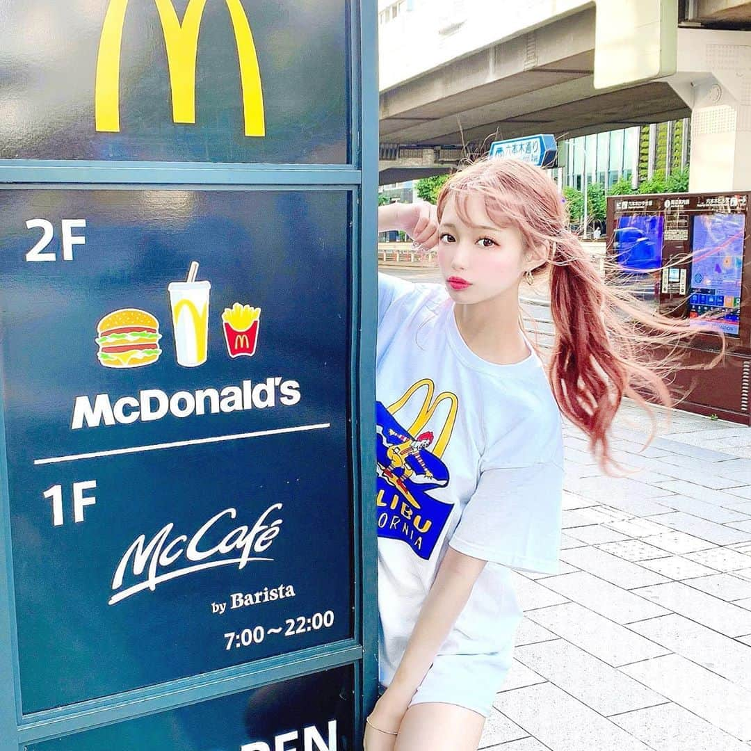 あやちゃんさんのインスタグラム写真 - (あやちゃんInstagram)「マックTシャツきてマック来たのにリニューアル工事中で買えませんでしたぴえん🥺🥺 マクドナルドマリブ店限定Tシャツ🍟🍔🍹@jalana_onlineshop  結構かわいい🤣✌️❤️ #ぴえん  #マクドナルド #マクドナルド🍔🍟 #マックカフェバイバリスタ #マック #マクド #マックカフェ #ドナルド #Tシャツ #tシャツワンピ #tシャツコーデ #tシャツデザイン #ついんてーる #ツインテール #ツインテールアレンジ #六本木 #六本木ヒルズ #六本木カフェ #六本木ランチ #roppongi #マクドナルドマリブ店限定tシャツ  #ジャラーナ #jalana #pr」7月11日 20時36分 - aya.you.love.r