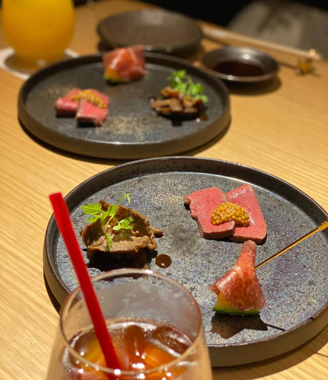 土屋香織さんのインスタグラム写真 - (土屋香織Instagram)「ꕥ .最高に幸せな時間…🥰 焼肉というよりも肉割烹って言葉が合う 赤坂の素敵なお店✧︎*。 焼肉 赤坂 えいとまん @yakiniku8man  何度ほっぺたが落ちそうになったことか♡ 写真載せきれないので3投稿に分けるので ぜひ他のpostもみてみてね！ . 個室で全て目の前で 最高の焼き加減で焼いてくださるお店です。 焼いてくれる焼肉屋さん好きー♡ . ■肉の前菜3品 ・和牛ハツ低温調理 オーガニックの粒マスタードと。 ・和牛の生ハムメロン ・和牛しぐれ煮 車じゃなかったらビール飲めたのにー！と 悶えるお味でした♡笑 最高♡ ■熊本県産塩玉ねぎとコンビーフのサラダ 私コンビーフ苦手なんですが これ美味しかったです!!! ■和牛テールのコンソメスープ 旨味がぎゅぎゅぎゅっと詰まってて最高♡ ■牛トロいくら丼 上に輝くのはキャビア 幸せのかたまり。とろけるぅ🤤💓 ■鳥取県万葉牛サーロイン これがまた美味しかった…💕 上品な脂で噛むたびに旨味が広がって思い出すだけでよだれが🤤 ■熟成タン 厚切りで美味！食べやすくカットしてくださいます。レモンで🍋 ■和牛ハラミ サシが美しい。 満足度高すぎなハラミでした✩︎⡱ ■シャトーブリアン 舌で切れるくらい柔らかくて💓 心までとろけました…🤤💕幸せでしかない🥰 ■お野菜煮付け お出汁が上品ですごく美味しかったです👏🏻 ■和牛焼きすき 霜降りが美しいお肉をさっと焼いて プリップリの新鮮なたまごといただきます♡ 満足度高し。 娘たちは一口ご飯といただきました。 ■スダチ冷麺 お腹いっぱいでもするする入る冷麺。 すだちでさっぱりして これもお出汁が素晴らしくて♡ 最後までしっかり飲み干したくなる！ ■甘味 ・バニラアイス黒蜜がけ ・抹茶のガトーショコラ ・オレンジ 満足度の高いデザートプレート。 これは女子うれしいね☺️♡ . １万円のコースにプラスして シャトーブリアン＋αの内容でした。 . Stayhomeで外食がなかなかできなかった数ヶ月。 こういう美味しい美しいお肉を焼肉としていただくって どうやっても自宅ではここまでのクオリティでは食せないので やっぱりお店で食べたいですよね。 焼肉が食べたくて食べたくてたまらなかったの。 学校と習い事以外 ほぼ子供達外へ連れ出していないので 2人揃って外食連れて行ったのは 多分５ヶ月ぶりくらい??? 詳しくお店伝えてなかったので お店に入って「すっごく焼肉食べたい気分だったの」と 大喜びしててよかった⸜(๑⃙⃘'ᵕ'๑⃙⃘)⸝⋆︎* こちらのお店は個室が２つと カウンター席があります。 焼肉屋さんなので換気はバッチリだから 安心して食事ができました スタッフの皆さんもとても親切で ホスピタリティも高く お食事の満足度も かなり、かなり、かなり高く お値段以上の内容でした!!! 大切な人とぜひ行って欲しいお店です。 またここ行きたいな♡ . テイクアウトもあるようなので @yakiniku8man ご覧ください✧︎*。 . .  . #焼肉赤坂えいとまん #赤坂焼肉 #赤坂見附焼肉 #和牛ハラミ #カウンター焼肉 #えいとまん #和牛 #pr #コラボベース #肉スタグラム #ビアスタグラム #シャトーブリアン #retrip_tokyo #焼肉大好き #お肉大好き #retrip_gourmet  #グルメな人と繋がりたい #東カレ #食べるの好きな人と繋がりたい #東京グルメ #genic_mag #mineby3mootd #kurashiru #locari #mery #4meee #4yuuu #tokyogc #ルトロン #코디」7月11日 20時38分 - kaorintsuchiya