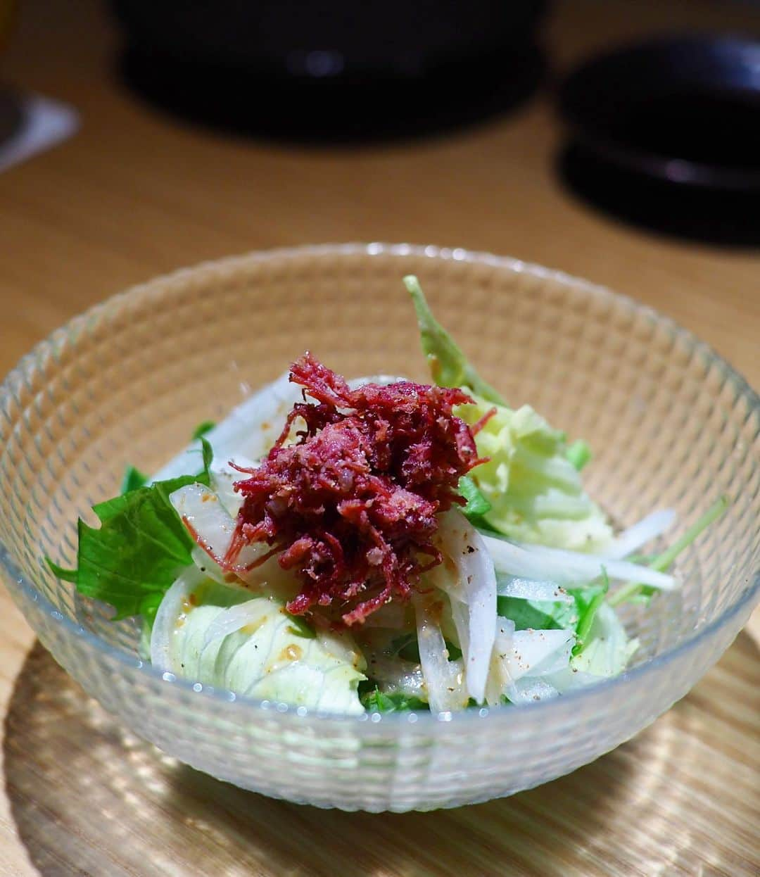 土屋香織さんのインスタグラム写真 - (土屋香織Instagram)「ꕥ .最高に幸せな時間…🥰 焼肉というよりも肉割烹って言葉が合う 赤坂の素敵なお店✧︎*。 焼肉 赤坂 えいとまん @yakiniku8man  何度ほっぺたが落ちそうになったことか♡ 写真載せきれないので3投稿に分けるので ぜひ他のpostもみてみてね！ . 個室で全て目の前で 最高の焼き加減で焼いてくださるお店です。 焼いてくれる焼肉屋さん好きー♡ . ■肉の前菜3品 ・和牛ハツ低温調理 オーガニックの粒マスタードと。 ・和牛の生ハムメロン ・和牛しぐれ煮 車じゃなかったらビール飲めたのにー！と 悶えるお味でした♡笑 最高♡ ■熊本県産塩玉ねぎとコンビーフのサラダ 私コンビーフ苦手なんですが これ美味しかったです!!! ■和牛テールのコンソメスープ 旨味がぎゅぎゅぎゅっと詰まってて最高♡ ■牛トロいくら丼 上に輝くのはキャビア 幸せのかたまり。とろけるぅ🤤💓 ■鳥取県万葉牛サーロイン これがまた美味しかった…💕 上品な脂で噛むたびに旨味が広がって思い出すだけでよだれが🤤 ■熟成タン 厚切りで美味！食べやすくカットしてくださいます。レモンで🍋 ■和牛ハラミ サシが美しい。 満足度高すぎなハラミでした✩︎⡱ ■シャトーブリアン 舌で切れるくらい柔らかくて💓 心までとろけました…🤤💕幸せでしかない🥰 ■お野菜煮付け お出汁が上品ですごく美味しかったです👏🏻 ■和牛焼きすき 霜降りが美しいお肉をさっと焼いて プリップリの新鮮なたまごといただきます♡ 満足度高し。 娘たちは一口ご飯といただきました。 ■スダチ冷麺 お腹いっぱいでもするする入る冷麺。 すだちでさっぱりして これもお出汁が素晴らしくて♡ 最後までしっかり飲み干したくなる！ ■甘味 ・バニラアイス黒蜜がけ ・抹茶のガトーショコラ ・オレンジ 満足度の高いデザートプレート。 これは女子うれしいね☺️♡ . １万円のコースにプラスして シャトーブリアン＋αの内容でした。 . Stayhomeで外食がなかなかできなかった数ヶ月。 こういう美味しい美しいお肉を焼肉としていただくって どうやっても自宅ではここまでのクオリティでは食せないので やっぱりお店で食べたいですよね。 焼肉が食べたくて食べたくてたまらなかったの。 学校と習い事以外 ほぼ子供達外へ連れ出していないので 2人揃って外食連れて行ったのは 多分５ヶ月ぶりくらい??? 詳しくお店伝えてなかったので お店に入って「すっごく焼肉食べたい気分だったの」と 大喜びしててよかった⸜(๑⃙⃘'ᵕ'๑⃙⃘)⸝⋆︎* こちらのお店は個室が２つと カウンター席があります。 焼肉屋さんなので換気はバッチリだから 安心して食事ができました スタッフの皆さんもとても親切で ホスピタリティも高く お食事の満足度も かなり、かなり、かなり高く お値段以上の内容でした!!! 大切な人とぜひ行って欲しいお店です。 またここ行きたいな♡ . テイクアウトもあるようなので @yakiniku8man ご覧ください✧︎*。 . .  . #焼肉赤坂えいとまん #赤坂焼肉 #赤坂見附焼肉 #和牛ハラミ #カウンター焼肉 #えいとまん #和牛 #pr #コラボベース #肉スタグラム #ビアスタグラム #シャトーブリアン #retrip_tokyo #焼肉大好き #お肉大好き #retrip_gourmet  #グルメな人と繋がりたい #東カレ #食べるの好きな人と繋がりたい #東京グルメ #genic_mag #mineby3mootd #kurashiru #locari #mery #4meee #4yuuu #tokyogc #ルトロン #코디」7月11日 20時38分 - kaorintsuchiya