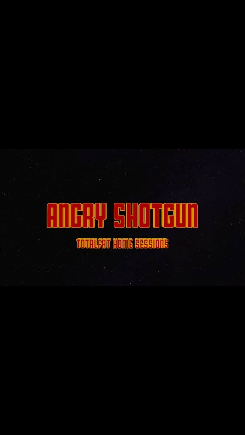 Bunta のインスタグラム：「"Angry Shotgun"  久々のホームセッション。まだまだコロナとの戦いは続きそうだけど、俺たちも出来ることをコツコツとやって来るべく日までテンション高めで突っ走るぞ🤟🏼🤟🏼🤟🏼  テンポチェンジの部分とか細かいところも上手く作り込めたから面白いと思うのみんな見てねー🥁😍🥁  #totalfat #homesession #stayhome #quarantine #quarantinesessions  #yamahadtx」
