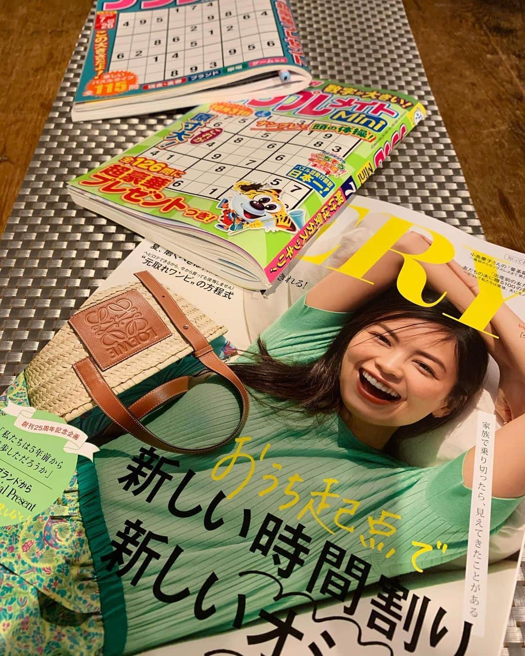 中澤裕子のインスタグラム：「✏️👗 久しぶりにナンプレじゃない 雑誌を買った 出かける時間とか場所とか 少なくなったけど やっぱりファッション誌は 高鳴るね❤︎  #ナンプレ #楽しい #ファッション誌 #物欲湧くヤバいやつ」