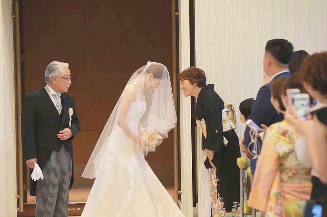 のインスタグラム：「#orbweddingreport 🕊﻿﻿﻿ .﻿﻿﻿﻿ .﻿﻿ .﻿﻿ orbで式場紹介﻿ JUNOでお衣装のお手伝いをさせていただいた﻿ お客様よりお写真が届きました﻿🕊 ﻿ ﻿ ベールダウンのあと﻿ お母様がやさしく頰笑んで﻿ 声をかけていらっしゃるのが印象的なシーンです﻿ ﻿ ﻿ ﻿ どんなお言葉をかけられたのでしょう﻿ ﻿ ﻿ ﻿ —母娘だけの時間ー﻿ ﻿ ﻿ ほんの一瞬だけれども﻿ お母様と新婦さま﻿ おふたりの人生が﻿ ぎゅっと、凝縮されている﻿ そんなやさしくてあたたかい時間﻿ だったのではないかと﻿ おもいます﻿ ﻿ .﻿﻿﻿﻿ .﻿﻿﻿ Place: #クアンティック　様﻿ ﻿﻿Dress: #marchesa #マルケーザ﻿ Shop: @juno_wedding﻿ ﻿﻿﻿﻿ 𓇼お問い合わせ𓇼﻿﻿﻿﻿ ☎ 0120-790-479﻿﻿﻿﻿ 公式LINE@ ﻿﻿﻿﻿ @orb_wedding(@マーク含みます)﻿﻿﻿﻿ ﻿﻿﻿﻿ ﻿﻿﻿﻿ #orb_wedding #結婚式場見学 #パーティレポート #プレ花嫁 #日本中のプレ花嫁さんと繋がりたい #式場探し #ドレス探し #結婚式準備 #福岡結婚式場　#福岡花嫁 #福岡プレ花嫁 #juno_weddingdress #MARCHESA #weddingdress #ベールダウン」