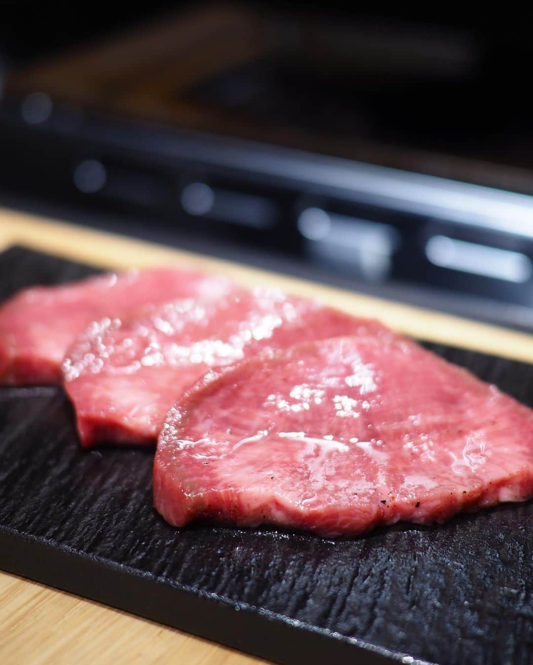 土屋香織さんのインスタグラム写真 - (土屋香織Instagram)「ꕥ .最高に幸せな時間…🥰 焼肉というよりも肉割烹って言葉が合う 赤坂の素敵なお店✧︎*。 焼肉 赤坂 えいとまん @yakiniku8man  何度ほっぺたが落ちそうになったことか♡ 写真載せきれないので3投稿に分けるので ぜひ他のpostもみてみてね！ . 個室で全て目の前で 最高の焼き加減で焼いてくださるお店です。 焼いてくれる焼肉屋さん好きー♡ . ■肉の前菜3品 ・和牛ハツ低温調理 オーガニックの粒マスタードと。 ・和牛の生ハムメロン ・和牛しぐれ煮 車じゃなかったらビール飲めたのにー！と 悶えるお味でした♡笑 最高♡ ■熊本県産塩玉ねぎとコンビーフのサラダ 私コンビーフ苦手なんですが これ美味しかったです!!! ■和牛テールのコンソメスープ 旨味がぎゅぎゅぎゅっと詰まってて最高♡ ■牛トロいくら丼 上に輝くのはキャビア 幸せのかたまり。とろけるぅ🤤💓 ■鳥取県万葉牛サーロイン これがまた美味しかった…💕 上品な脂で噛むたびに旨味が広がって思い出すだけでよだれが🤤 ■熟成タン 厚切りで美味！食べやすくカットしてくださいます。レモンで🍋 ■和牛ハラミ サシが美しい。 満足度高すぎなハラミでした✩︎⡱ ■シャトーブリアン 舌で切れるくらい柔らかくて💓 心までとろけました…🤤💕幸せでしかない🥰 ■お野菜煮付け お出汁が上品ですごく美味しかったです👏🏻 ■和牛焼きすき 霜降りが美しいお肉をさっと焼いて プリップリの新鮮なたまごといただきます♡ 満足度高し。 娘たちは一口ご飯といただきました。 ■スダチ冷麺 お腹いっぱいでもするする入る冷麺。 すだちでさっぱりして これもお出汁が素晴らしくて♡ 最後までしっかり飲み干したくなる！ ■甘味 ・バニラアイス黒蜜がけ ・抹茶のガトーショコラ ・オレンジ 満足度の高いデザートプレート。 これは女子うれしいね☺️♡ . １万円のコースにプラスして シャトーブリアン＋αの内容でした。 . Stayhomeで外食がなかなかできなかった数ヶ月。 こういう美味しい美しいお肉を焼肉としていただくって どうやっても自宅ではここまでのクオリティでは食せないので やっぱりお店で食べたいですよね。 焼肉が食べたくて食べたくてたまらなかったの。 学校と習い事以外 ほぼ子供達外へ連れ出していないので 2人揃って外食連れて行ったのは 多分５ヶ月ぶりくらい??? 詳しくお店伝えてなかったので お店に入って「すっごく焼肉食べたい気分だったの」と 大喜びしててよかった⸜(๑⃙⃘'ᵕ'๑⃙⃘)⸝⋆︎* こちらのお店は個室が２つと カウンター席があります。 焼肉屋さんなので換気はバッチリだから 安心して食事ができました スタッフの皆さんもとても親切で ホスピタリティも高く お食事の満足度も かなり、かなり、かなり高く お値段以上の内容でした!!! 大切な人とぜひ行って欲しいお店です。 またここ行きたいな♡ . テイクアウトもあるようなので @yakiniku8man ご覧ください✧︎*。 . . .  #焼肉赤坂えいとまん #赤坂焼肉 #赤坂見附焼肉 #和牛ハラミ #カウンター焼肉 #えいとまん #和牛 #pr #コラボベース #肉スタグラム #ビアスタグラム #シャトーブリアン #retrip_tokyo #焼肉大好き #お肉大好き #retrip_gourmet  #グルメな人と繋がりたい #かおgourmet #食べるの好きな人と繋がりたい #東京グルメ #genic_mag #mineby3mootd #kurashiru #locari #mery #4meee #4yuuu #tokyogc #ルトロン #코디」7月11日 20時43分 - kaorintsuchiya