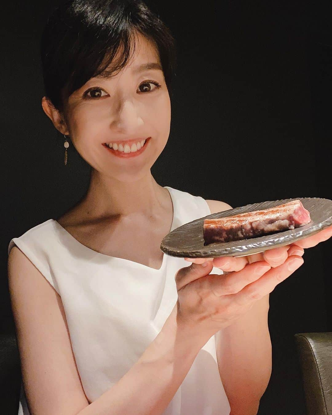 土屋香織さんのインスタグラム写真 - (土屋香織Instagram)「ꕥ .最高に幸せな時間…🥰 焼肉というよりも肉割烹って言葉が合う 赤坂の素敵なお店✧︎*。 焼肉 赤坂 えいとまん @yakiniku8man  何度ほっぺたが落ちそうになったことか♡ 写真載せきれないので3投稿に分けるので ぜひ他のpostもみてみてね！ . 個室で全て目の前で 最高の焼き加減で焼いてくださるお店です。 焼いてくれる焼肉屋さん好きー♡ . ■肉の前菜3品 ・和牛ハツ低温調理 オーガニックの粒マスタードと。 ・和牛の生ハムメロン ・和牛しぐれ煮 車じゃなかったらビール飲めたのにー！と 悶えるお味でした♡笑 最高♡ ■熊本県産塩玉ねぎとコンビーフのサラダ 私コンビーフ苦手なんですが これ美味しかったです!!! ■和牛テールのコンソメスープ 旨味がぎゅぎゅぎゅっと詰まってて最高♡ ■牛トロいくら丼 上に輝くのはキャビア 幸せのかたまり。とろけるぅ🤤💓 ■鳥取県万葉牛サーロイン これがまた美味しかった…💕 上品な脂で噛むたびに旨味が広がって思い出すだけでよだれが🤤 ■熟成タン 厚切りで美味！食べやすくカットしてくださいます。レモンで🍋 ■和牛ハラミ サシが美しい。 満足度高すぎなハラミでした✩︎⡱ ■シャトーブリアン 舌で切れるくらい柔らかくて💓 心までとろけました…🤤💕幸せでしかない🥰 ■お野菜煮付け お出汁が上品ですごく美味しかったです👏🏻 ■和牛焼きすき 霜降りが美しいお肉をさっと焼いて プリップリの新鮮なたまごといただきます♡ 満足度高し。 娘たちは一口ご飯といただきました。 ■スダチ冷麺 お腹いっぱいでもするする入る冷麺。 すだちでさっぱりして これもお出汁が素晴らしくて♡ 最後までしっかり飲み干したくなる！ ■甘味 ・バニラアイス黒蜜がけ ・抹茶のガトーショコラ ・オレンジ 満足度の高いデザートプレート。 これは女子うれしいね☺️♡ . １万円のコースにプラスして シャトーブリアン＋αの内容でした。 . Stayhomeで外食がなかなかできなかった数ヶ月。 こういう美味しい美しいお肉を焼肉としていただくって どうやっても自宅ではここまでのクオリティでは食せないので やっぱりお店で食べたいですよね。 焼肉が食べたくて食べたくてたまらなかったの。 学校と習い事以外 ほぼ子供達外へ連れ出していないので 2人揃って外食連れて行ったのは 多分５ヶ月ぶりくらい??? 詳しくお店伝えてなかったので お店に入って「すっごく焼肉食べたい気分だったの」と 大喜びしててよかった⸜(๑⃙⃘'ᵕ'๑⃙⃘)⸝⋆︎* こちらのお店は個室が２つと カウンター席があります。 焼肉屋さんなので換気はバッチリだから 安心して食事ができました スタッフの皆さんもとても親切で ホスピタリティも高く お食事の満足度も かなり、かなり、かなり高く お値段以上の内容でした!!! 大切な人とぜひ行って欲しいお店です。 またここ行きたいな♡ . テイクアウトもあるようなので @yakiniku8man ご覧ください✧︎*。 . . .  #焼肉赤坂えいとまん #赤坂焼肉 #赤坂見附焼肉 #和牛ハラミ #カウンター焼肉 #えいとまん #和牛 #pr #コラボベース #肉スタグラム #ビアスタグラム #シャトーブリアン #retrip_tokyo #焼肉大好き #お肉大好き #retrip_gourmet  #グルメな人と繋がりたい #かおgourmet #食べるの好きな人と繋がりたい #東京グルメ #genic_mag #mineby3mootd #kurashiru #locari #mery #4meee #4yuuu #tokyogc #ルトロン #코디」7月11日 20時43分 - kaorintsuchiya