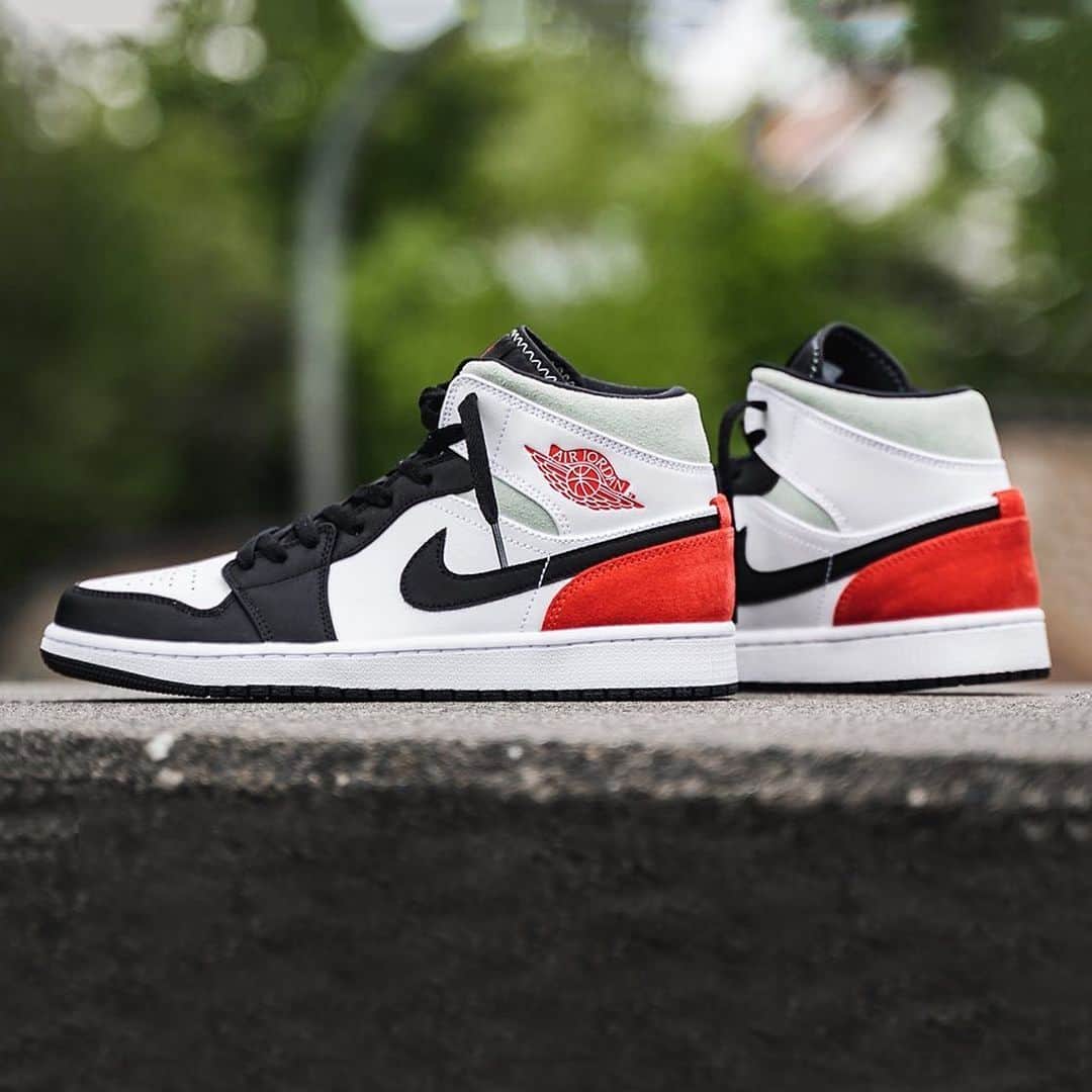 HYPEBEASTさんのインスタグラム写真 - (HYPEBEASTInstagram)「@hypebeastkicks: The Air Jordan 1 Mid has surfaced in a "Track Red" colorway. Sporting Union-style colorblocking, the shoe’s front half is covered in Air Jordan 1 “Black Toe” with a black mudguard, while collars are made of an “Igloo” suede that looks gray at first glance but in fact offers a slight blue tint. Unlike Union’s edition which is exclusively equipped with premium leather, the sneaker uses nylon-like synthetic material on its black accents. Look for it to release at retailers like @43einhalb on July 14 for $130 USD. ⁠⠀ Photo: 43einhalb」7月11日 20時46分 - hypebeast