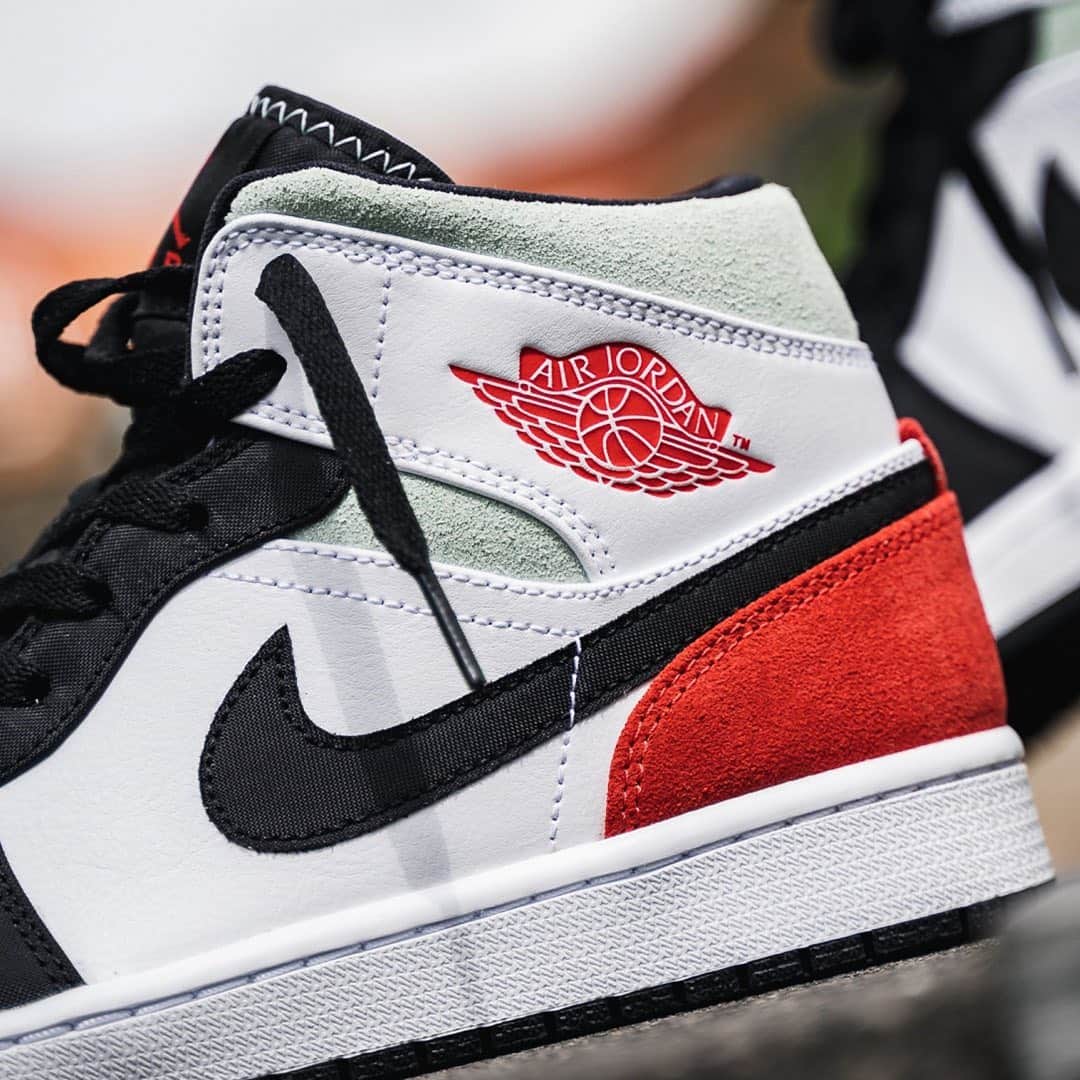 HYPEBEASTさんのインスタグラム写真 - (HYPEBEASTInstagram)「@hypebeastkicks: The Air Jordan 1 Mid has surfaced in a "Track Red" colorway. Sporting Union-style colorblocking, the shoe’s front half is covered in Air Jordan 1 “Black Toe” with a black mudguard, while collars are made of an “Igloo” suede that looks gray at first glance but in fact offers a slight blue tint. Unlike Union’s edition which is exclusively equipped with premium leather, the sneaker uses nylon-like synthetic material on its black accents. Look for it to release at retailers like @43einhalb on July 14 for $130 USD. ⁠⠀ Photo: 43einhalb」7月11日 20時46分 - hypebeast