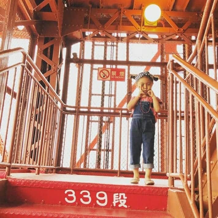 iko-yo（いこーよオフィシャル）さんのインスタグラム写真 - (iko-yo（いこーよオフィシャル）Instagram)「﻿ 【今日の #いこーよおでかけ部】﻿ ━━━━━━━━━━━━━━━━━━━━━﻿ ✨pick up✨﻿ 😆... @manostagram02﻿ 🚗... 東京都港区﻿ 🗼... #東京タワー﻿ ⾼さ150ｍまで続く約600段の外階段をのぼる『オープンエア外階段ウォーク』が、好評につき会期延長中！ ﻿ 幼稚園くらいの子供でも15分程度で昇りきれるそう👌﻿ 外階段利⽤者には⾮売品の「ノッポン公認 昇り階段認定証」がもらえちゃう！﻿ ━━━━━━━━━━━━━━━━━━━━━﻿ ﻿ ＜faciities＞------------------------------------------------﻿ 📍東京タワー﻿ いこーよ：https://iko-yo.net/facilities/1842﻿ 営業時間： メインデッキ 9:00～23:00﻿ 定休日：ー﻿ 料金：メインデッキ 大人1,200円、高校生1,000円、小中学生700円、4歳以上500円﻿ 住所：東京都港区芝公園4-2-8﻿ ----------------------------------------------------------------﻿ ﻿  いこーよ@ikoyo_odekake では、「親子のおでかけ」に関する写真を募集しています😊お子さんとのおでかけの思い出を #いこーよ を付けてインスタグラムに投稿してください。とくに魅力的な写真は、いこーよ公式SNSや、いこーよ内の記事でも紹介&使用させていただく場合がございます！ 沢山の投稿お待ちしております。﻿ ﻿ ✨募集中タグ#いこーよ﻿ ﻿ 📱子供の年齢に合ったおでかけ先が見つかる「いこーよ」公式アプリのダウンロードはAppStore 、Google Playで「いこーよ」で検索！﻿ ・﻿ ・」7月11日 20時47分 - ikoyo_odekake