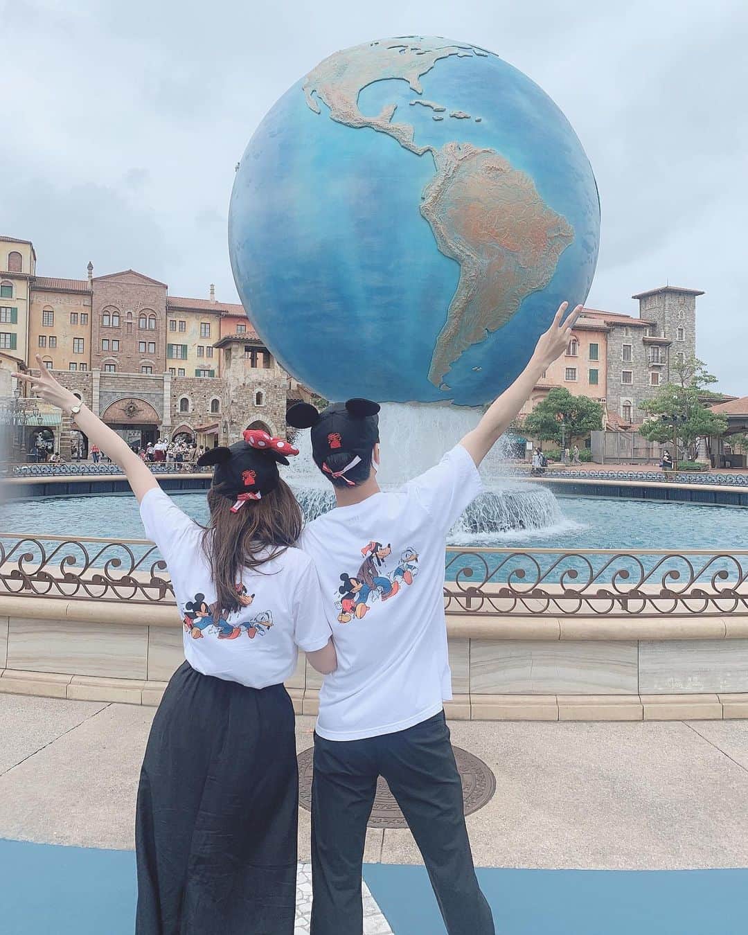 のインスタグラム：「𓂃﻿ ﻿ 年明けぶりに﻿ ディズニーシーへ行ってきました😭🐭🌍﻿ ﻿ 本当に楽しくて、幸せな時間だったなぁ🥺💓﻿ 改めてディズニーが大好きだと﻿ 実感した一日でした😢💓﻿ ﻿ 挨拶グリで久しぶりにミッキーたちをみたら﻿ 涙がポロポロと😢😢😢﻿ ﻿ 比較的空いててアトラクションもたくさん乗れたよ🎠 念願のソアリンに乗れたのも感動🥺﻿ ﻿ 今日は一日余韻にひたろう☺️☺️☺️﻿ ﻿ ﻿ #shihorin__disney #disney #disneysea #tokyodisneysea #tokyodisneyresort #tds #disneycode #couple #ディズニー #東京ディズニーシー #東京ディズニーリゾート #ディズニーシー #ディズニーコーデ #ペアルックディズニー #ペアルック #お揃いコーデ #Tシャツコーデ #ミッキー #ドナルド #グーフィー」