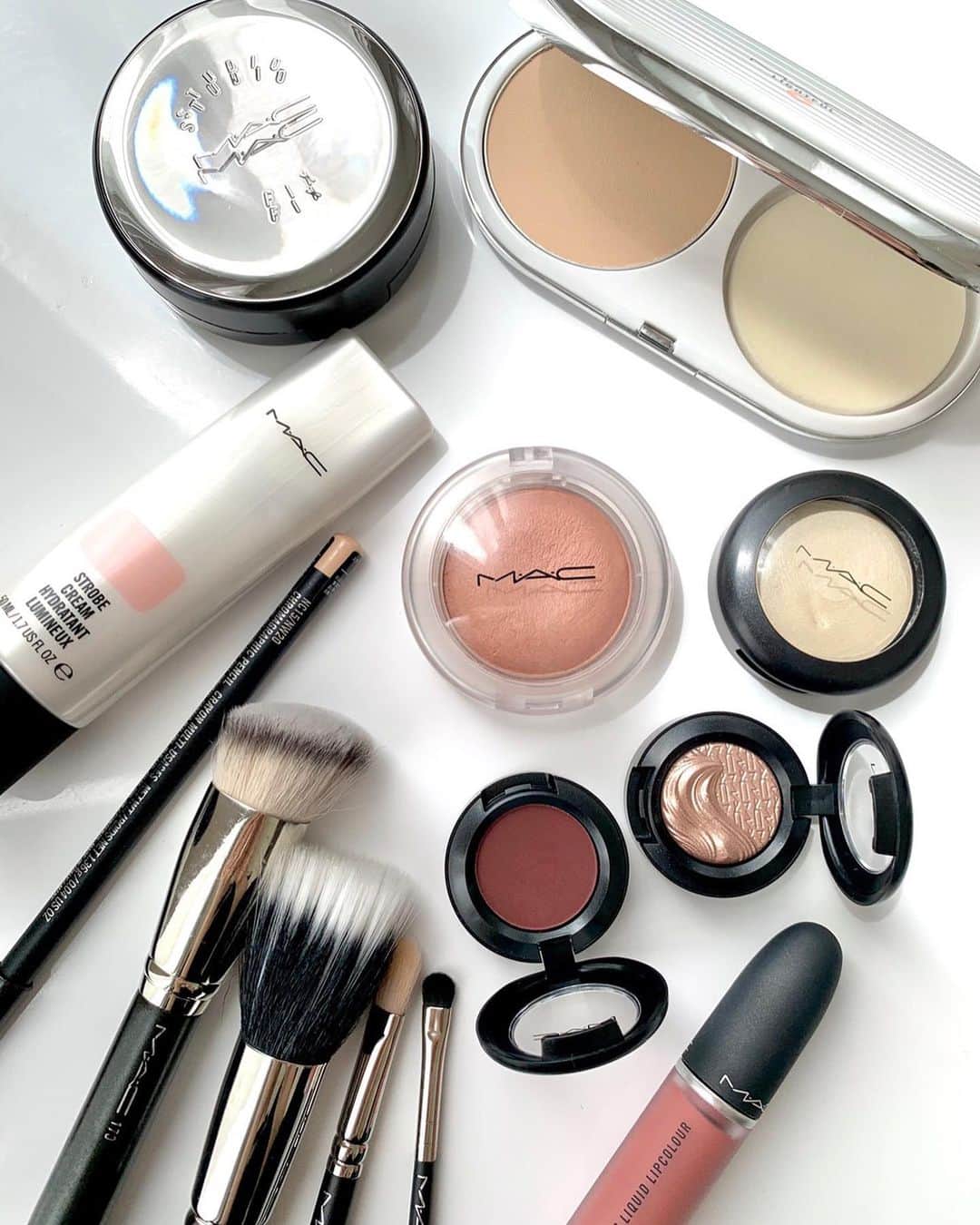 M∙A∙C Cosmetics Japanのインスタグラム：「本日の『時間のない時におすすめ！時短メイクテクニック』の#MACインスタライブ で使用した製品はこちらです👇 with ASAMI HIRANO  ㅤ  ご視聴いただいた皆さま、有難うございました✨ まだの方はIGTVからぜひご覧くださいませ。 ㅤ EYE ☑︎クリーム カラー ベース/ パール ☑︎エクストラ ディメンション アイシャドウ/ スウィート ヒート ☑︎スモール アイシャドウ/ アイム イントゥ イット ㅤ LIPS ☑︎パウダー キス リキッド リップカラー/ マル イット オーバー ㅤ FACE ☑︎ストロボクリーム/ ピンクライト ☑︎スタジオフィックス コンプリート カバレッジ クッション コンパクト/ Ｎ28 ☑︎スタジオ クロマグラフィック ペンシル/ NC15,NW20 ☑︎ライトフルC＋パウダーファンデーションNC25 ㅤ BLUSH ☑︎グロープレイブラッシュ/ソーナチュラル 　 BRUSH ☑︎# 170 シンセティック ラウンド スラント ブラシ ☑︎# 187 スティプリング ブラシ ☑︎# 217 ブレンディング ブラシ ☑︎# 228 ミニ シェーダー ブラシ ㅤ ㅤ 【公式オンラインショップ限定特典】 ☑︎7月23日(木) 23:59まで全品送料無料！ ☑︎初回ご購入のお客様へ10% OFFクーポンをプレゼント （クーポンコードwelcome）  ㅤ #MACCosmeticsJapan #MACCosmetics #MAC #MACコスメ #マックコスメ #コスメ#コスメ紹介#コスメ好き#コスメレポ #化粧品 #デパコス #コスメ部 #コスメマニア #メイク好き#メイク道具#美容大好き#美容好き#トレンドメイク#夏メイク#メイクテク#MACリップ#時短#時短メイク」