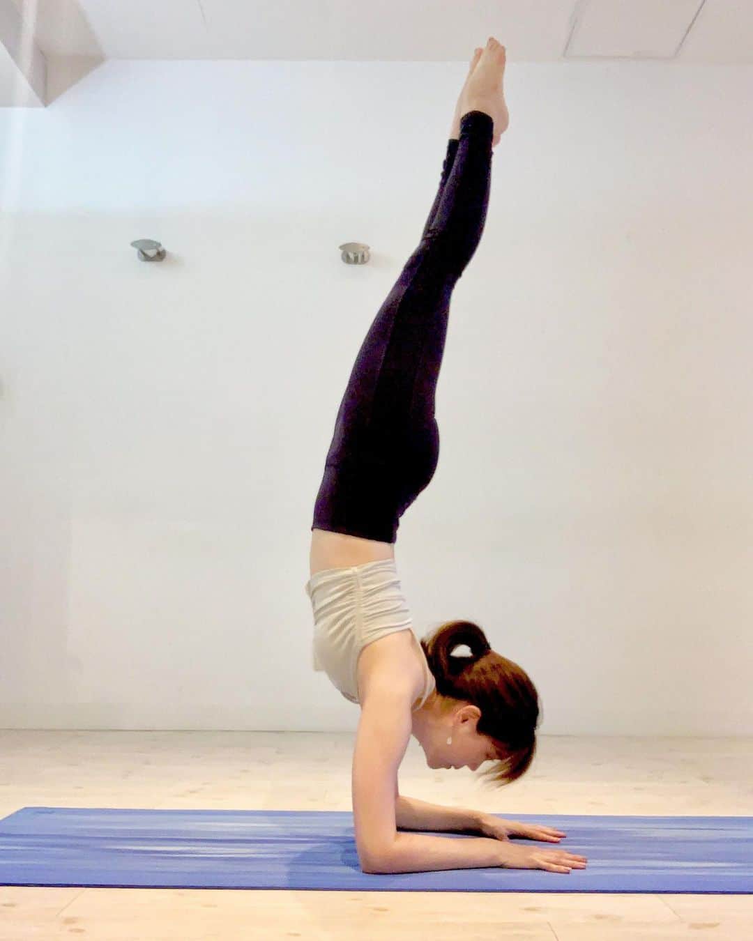 上坂由莉のインスタグラム：「﻿ ﻿ 久しぶりの#ピンチャマユラーサナ 🧘‍♀️﻿ 昔はこれだけの練習してできなくて﻿ イライラする事もあったけど﻿ やっぱり心も安定してないとポーズも取れない🙃😆﻿ バランスポーズは特にちょっとした心の動きで﻿ いきなり崩れたりもします💦﻿ ﻿ ﻿ 正直、ヨガでポーズができるかできないかなんて﻿ どうでもいいんです🧘‍♀️🧘‍♂️﻿ 自分を整えるためのツールでしかないので❗️﻿ でも出来ないポーズが出来た時の達成感は﻿ 私生活での自信にも繋がるから挑戦はしてたいです✨﻿ ﻿ ﻿ 出来ないからそのポーズ単体だけ練習するというより﻿ それに必要な筋力や柔軟性、心の整え方を身につける﻿ 基礎の練習をしていたら気づけばできるようになってた🌟﻿ って他のポーズもなるといいな🥰﻿ やっぱり何事も基礎をコツコツ積み重ねるのが大切ですね🙆‍♀️﻿ ﻿ ﻿ #yoga #yogainstructor #pinchamayurasana #armbalance」