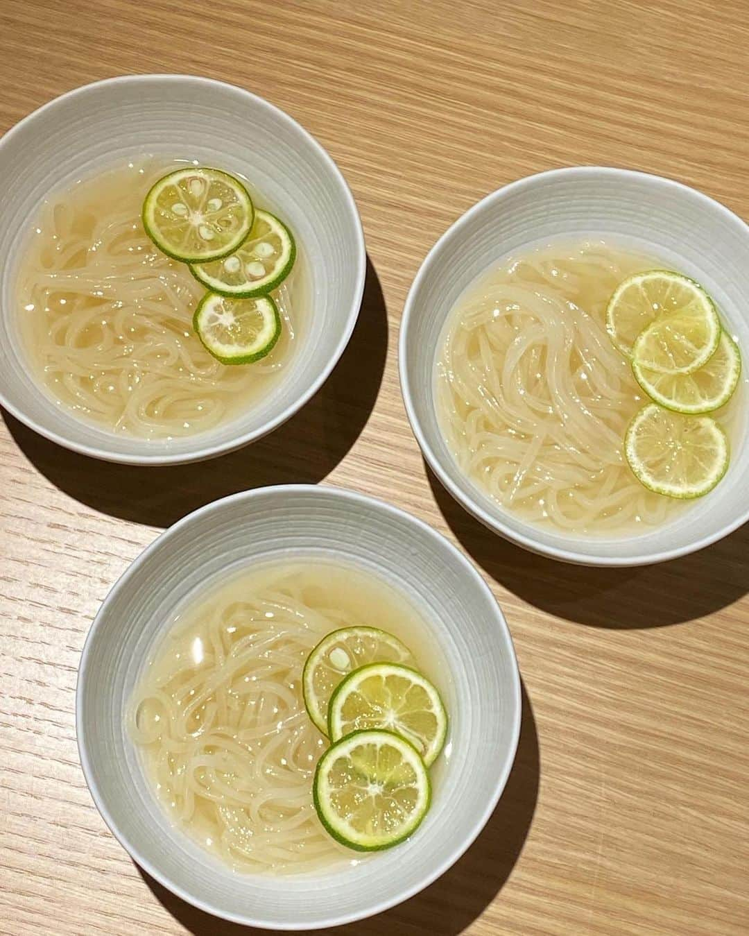 土屋香織さんのインスタグラム写真 - (土屋香織Instagram)「ꕥ .最高に幸せな時間…🥰 焼肉というよりも肉割烹って言葉が合う 赤坂の素敵なお店✧︎*。 焼肉 赤坂 えいとまん @yakiniku8man  何度ほっぺたが落ちそうになったことか♡ 写真載せきれないので3投稿に分けるので ぜひ他のpostもみてみてね！ . 個室で全て目の前で 最高の焼き加減で焼いてくださるお店です。 焼いてくれる焼肉屋さん好きー♡ . ■肉の前菜3品 ・和牛ハツ低温調理 オーガニックの粒マスタードと。 ・和牛の生ハムメロン ・和牛しぐれ煮 車じゃなかったらビール飲めたのにー！と 悶えるお味でした♡笑 最高♡ ■熊本県産塩玉ねぎとコンビーフのサラダ 私コンビーフ苦手なんですが これ美味しかったです!!! ■和牛テールのコンソメスープ 旨味がぎゅぎゅぎゅっと詰まってて最高♡ ■牛トロいくら丼 上に輝くのはキャビア 幸せのかたまり。とろけるぅ🤤💓 ■鳥取県万葉牛サーロイン これがまた美味しかった…💕 上品な脂で噛むたびに旨味が広がって思い出すだけでよだれが🤤 ■熟成タン 厚切りで美味！食べやすくカットしてくださいます。レモンで🍋 ■和牛ハラミ サシが美しい。 満足度高すぎなハラミでした✩︎⡱ ■シャトーブリアン 舌で切れるくらい柔らかくて💓 心までとろけました…🤤💕幸せでしかない🥰 ■お野菜煮付け お出汁が上品ですごく美味しかったです👏🏻 ■和牛焼きすき 霜降りが美しいお肉をさっと焼いて プリップリの新鮮なたまごといただきます♡ 満足度高し。 娘たちは一口ご飯といただきました。 ■スダチ冷麺 お腹いっぱいでもするする入る冷麺。 すだちでさっぱりして これもお出汁が素晴らしくて♡ 最後までしっかり飲み干したくなる！ ■甘味 ・バニラアイス黒蜜がけ ・抹茶のガトーショコラ ・オレンジ 満足度の高いデザートプレート。 これは女子うれしいね☺️♡ . １万円のコースにプラスして シャトーブリアン＋αの内容でした。 . Stayhomeで外食がなかなかできなかった数ヶ月。 こういう美味しい美しいお肉を焼肉としていただくって どうやっても自宅ではここまでのクオリティでは食せないので やっぱりお店で食べたいですよね。 焼肉が食べたくて食べたくてたまらなかったの。 学校と習い事以外 ほぼ子供達外へ連れ出していないので 2人揃って外食連れて行ったのは 多分５ヶ月ぶりくらい??? 詳しくお店伝えてなかったので お店に入って「すっごく焼肉食べたい気分だったの」と 大喜びしててよかった⸜(๑⃙⃘'ᵕ'๑⃙⃘)⸝⋆︎* こちらのお店は個室が２つと カウンター席があります。 焼肉屋さんなので換気はバッチリだから 安心して食事ができました スタッフの皆さんもとても親切で ホスピタリティも高く お食事の満足度も かなり、かなり、かなり高く お値段以上の内容でした!!! 大切な人とぜひ行って欲しいお店です。 またここ行きたいな♡ . テイクアウトもあるようなので @yakiniku8man ご覧ください✧︎*。 . .  . #焼肉赤坂えいとまん #赤坂焼肉 #赤坂見附焼肉 #和牛ハラミ #カウンター焼肉 #えいとまん #和牛 #pr #コラボベース #肉スタグラム #ビアスタグラム #シャトーブリアン #retrip_tokyo #焼肉大好き #お肉大好き #retrip_gourmet  #グルメな人と繋がりたい #東カレ #食べるの好きな人と繋がりたい #東京グルメ #genic_mag #mineby3mootd #kurashiru #locari #mery #4meee #4yuuu #tokyogc #ルトロン #코디」7月11日 20時54分 - kaorintsuchiya