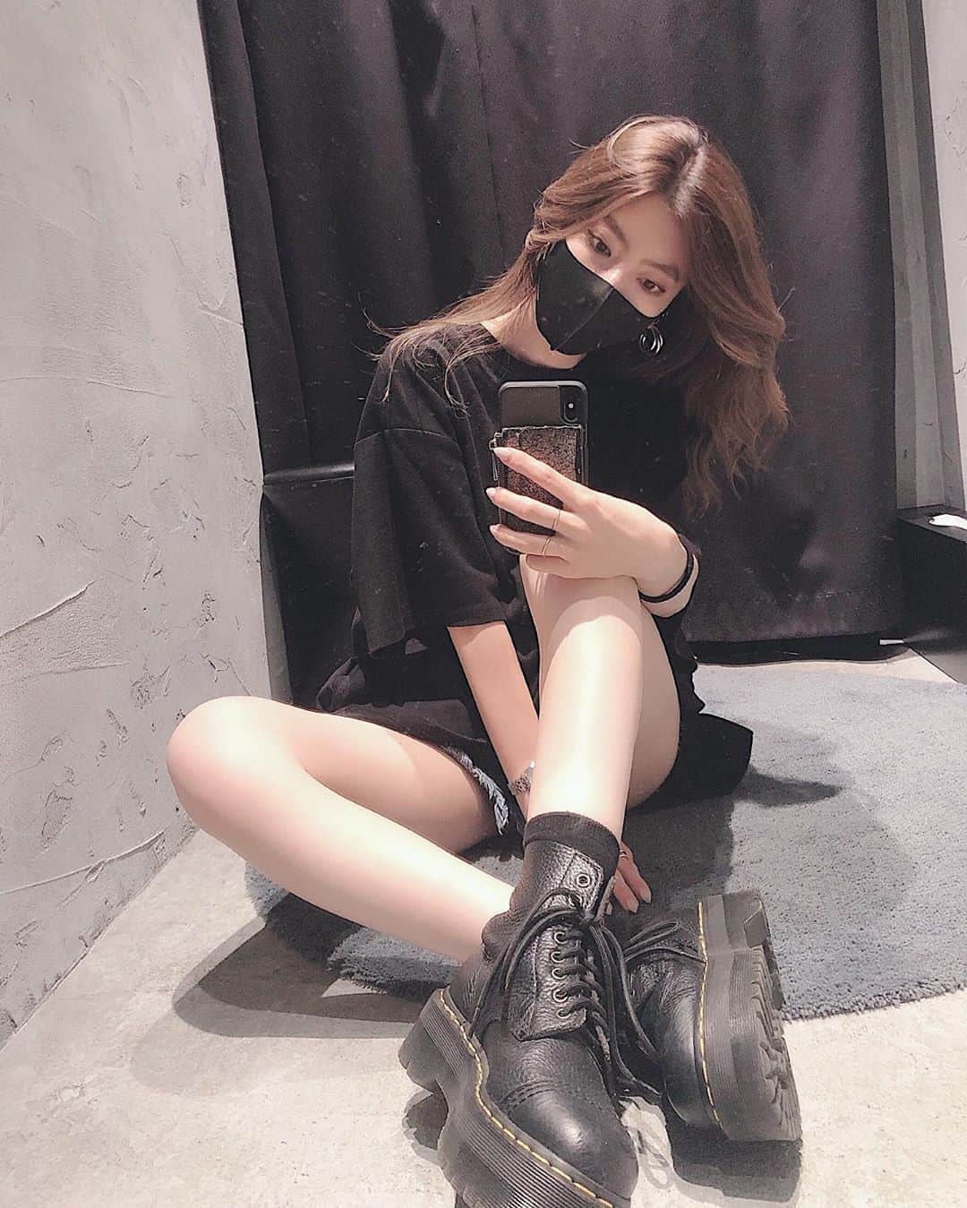 高村 楓のインスタグラム：「. . 黒ずくめ🥺🥺🥺 . 久しぶりにマーチンが履きたくて🥾 . #MURUA#murua_by_staff #オールブラック#マーチン#通勤コーデ」