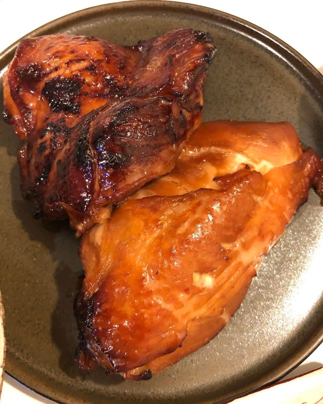 甘糟記子さんのインスタグラム写真 - (甘糟記子Instagram)「一昨日の夕飯( ^ω^ )  焼豚作るついでに、鶏のももと胸肉も一緒にたれに漬け込んで(o^^o)  ちょっと北京ダックみたい(≧∀≦)  豚よりあっさりしていて、子供達はこっちの方が美味しいって！ ちなみに、パパは豚派（笑）  あとはトウモロコシのバター醤油炒め、ナンプラー効かせた野菜スープ、サラダです(๑˃̵ᴗ˂̵)  漬けておけばいつでも焼けるので簡単で便利(o^^o)  美味しかったでーす！  #甘糟ご飯#ご飯#焼豚#北京ダック風#家ご飯#美味しかった」7月11日 21時00分 - norihey924