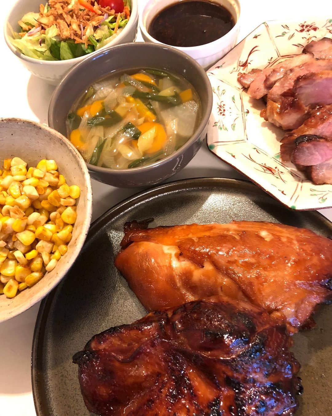 甘糟記子さんのインスタグラム写真 - (甘糟記子Instagram)「一昨日の夕飯( ^ω^ )  焼豚作るついでに、鶏のももと胸肉も一緒にたれに漬け込んで(o^^o)  ちょっと北京ダックみたい(≧∀≦)  豚よりあっさりしていて、子供達はこっちの方が美味しいって！ ちなみに、パパは豚派（笑）  あとはトウモロコシのバター醤油炒め、ナンプラー効かせた野菜スープ、サラダです(๑˃̵ᴗ˂̵)  漬けておけばいつでも焼けるので簡単で便利(o^^o)  美味しかったでーす！  #甘糟ご飯#ご飯#焼豚#北京ダック風#家ご飯#美味しかった」7月11日 21時00分 - norihey924