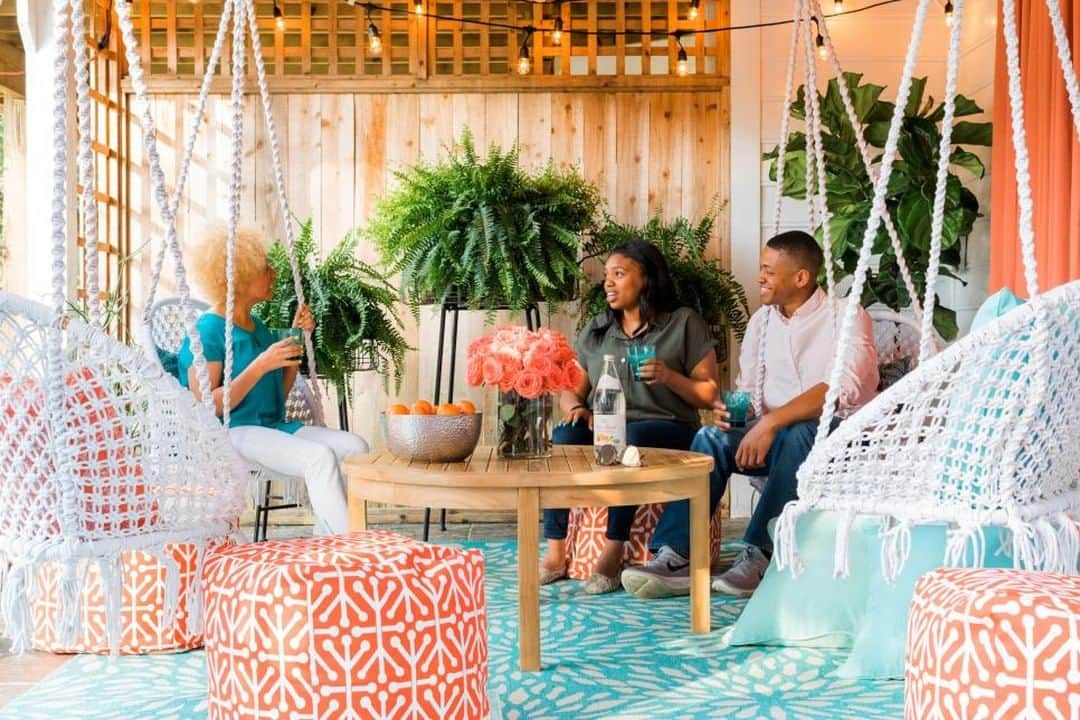 HGTVさんのインスタグラム写真 - (HGTVInstagram)「Small space, picky landlord, limited budget — no problem! 👏 Find 40 ways to dress up your apartment deck or patio into a private, stylish and inviting outdoor space at the link in our bio. 😍⁠ ⁠ #apartmentdesign #interiordesign #designinspo #rentaldesign⁠」7月11日 21時01分 - hgtv