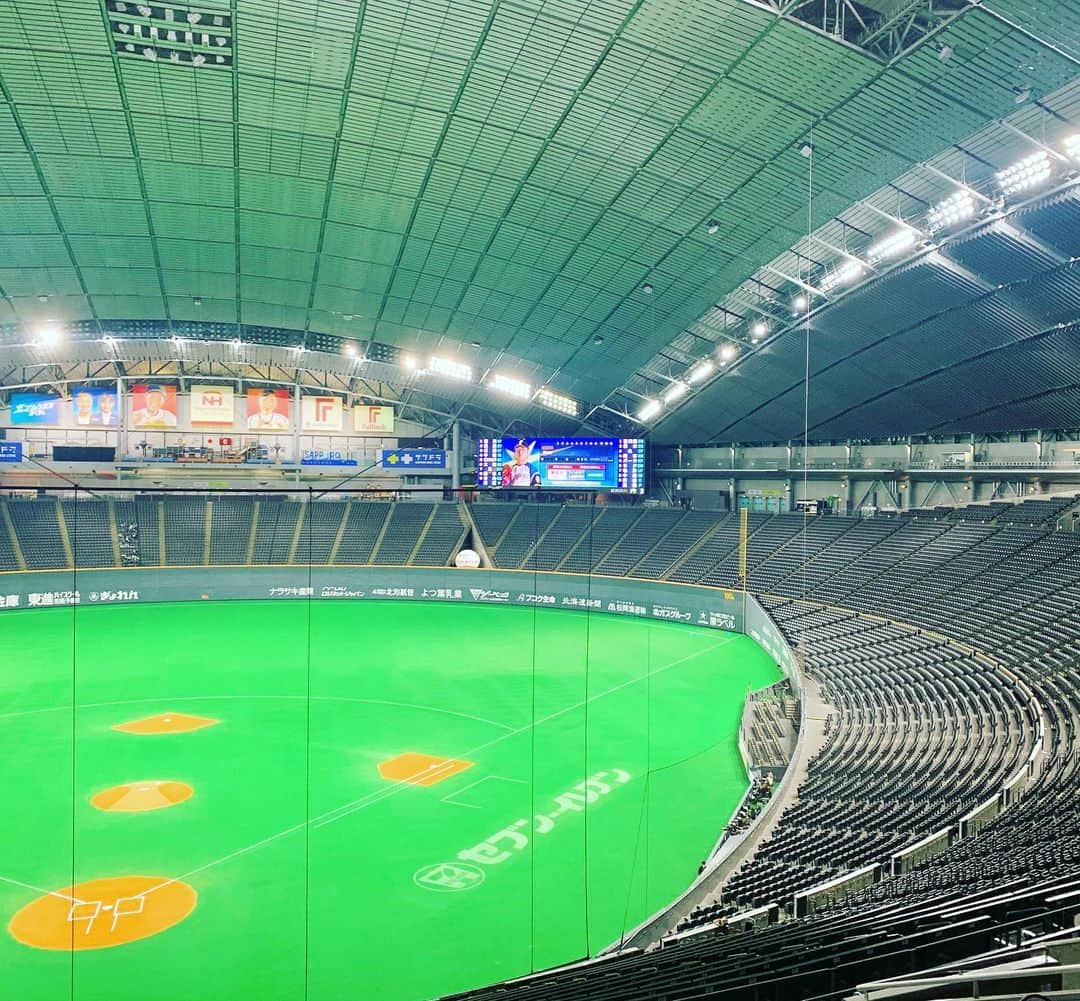 福田太郎さんのインスタグラム写真 - (福田太郎Instagram)「🏟⚾️🔥🎤 球場にお客さんが帰ってきました！ そして明日、HTBの野球中継も開幕！ ファイターズ戦 13:55〜放送！実況します！ 解説は #岩本勉 さん @gun18gun18 です👨🏻‍💻 ⠀ ⚾︎即戦力ルーキー #河野竜生 投手の初勝利 ⚾︎#西川遥輝 選手の #250盗塁 まで残り１つ ⚾︎連敗ストップ！　のため、大事な一戦です！ ⠀ とはいえ、まだ試合を観に行けない方も多いと思います。 ファイターズを、少しでも身近に感じられるような 情報満載でハートフルな野球中継にします📺 ぜひぜひ、一緒に応援しましょう👏👏👏 ⠀ #ファイターズ #HTB #野球中継 #イチオシファイターズ #Twitter で応援コメントや質問募集します📲 そうそう、実はTwitterもはじめちゃいました✌️ #イチモニ #アナウンサー #実況 #福田太郎  #北海道日本ハムファイターズ #lovefighters #羽撃く」7月11日 21時01分 - htb_tarofukuda