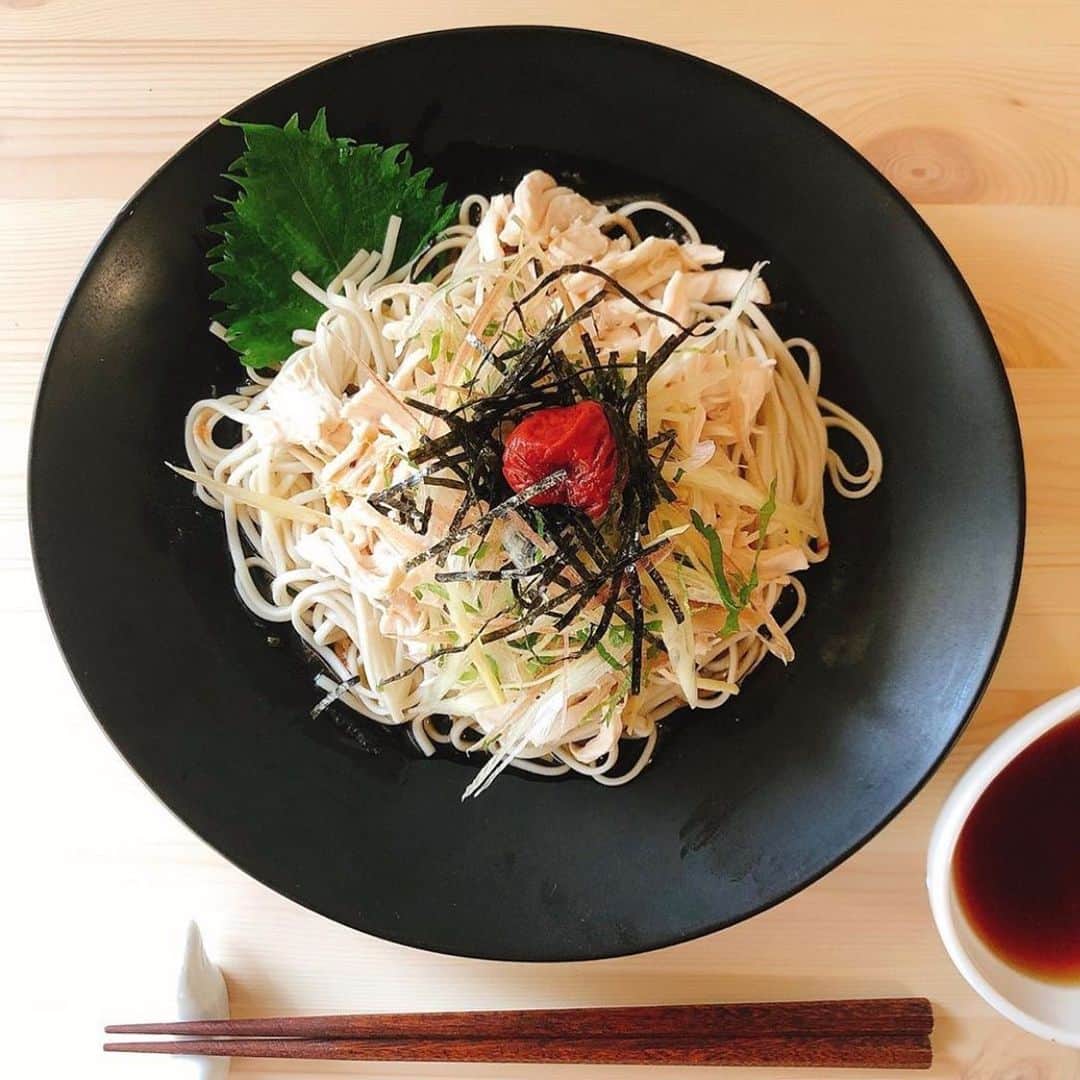 のインスタグラム：「.﻿ 【FOOD🍴】﻿ ﻿ これからの季節に最高！﻿ ささみと薬味の簡単梅ぶっかけ蕎麦﻿🎐 ﻿ ===========================﻿ ﻿ 蕎麦に﻿ 茹ででほぐしたささみ﻿ 大葉﻿ ミョウガ﻿ ネギ﻿ のり﻿ 梅などをのせてめんつゆかけるだけ﻿！  めんつゆも自家製で作れば 余分なものもカットできます☺️ ﻿ グルテンを気にされる方は、 十割蕎麦を選んでみてね！ ﻿ Photo by @beauty_kitchen_fukui  ﻿  ===========================﻿ ﻿ ﻿ #b_and_mag」