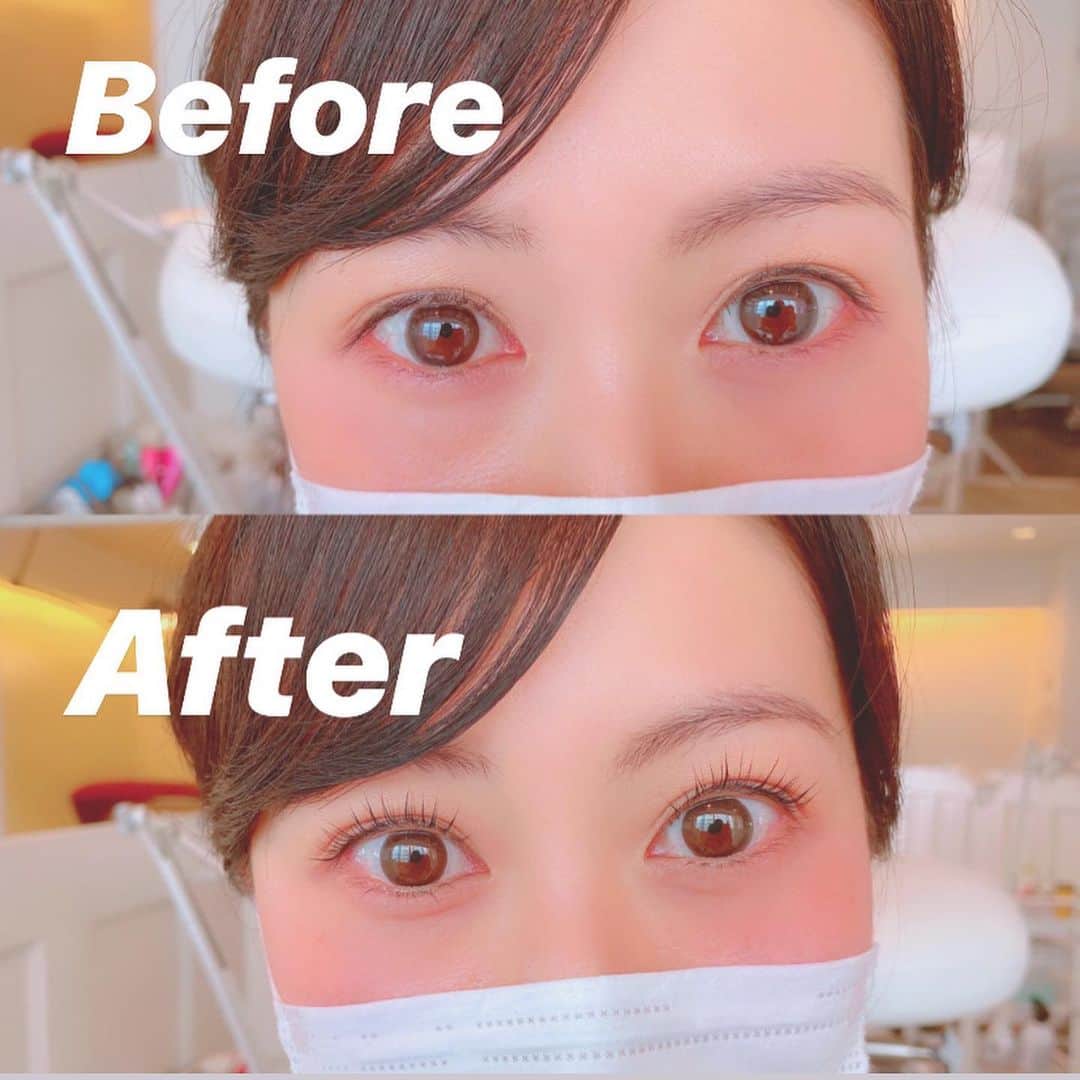 栗山麗美のインスタグラム：「久々の美容day﻿💄 ﻿ パリジェンヌラッシュリフト＝次世代まつ毛パーマをお願いしました🌷﻿ ﻿ もともとまつ毛はビューラーとマスカラでしっかりメイクする派でしたが、梅雨&マスクで湿気のWパンチのため全然上がってくれず…😢﻿ 自粛期間はほぼ毎日ノーマスカラで過ごしていました🤣﻿ ﻿ でもマスクだとほぼ目元で顔の印象が決まってしまうのでやっぱりアイメイクは大事だなぁと鏡を見るたびに痛感していました🤦‍♀️💦﻿ ﻿ モデルの田丸麻紀さんや山田優さんも通っている表参道のこちらのサロンを知って早速行ってみることに♡﻿ @penelopetokyo﻿ ﻿ ﻿ 施術後はマツエク？って疑っちゃうくらい本当に綺麗に根元からしっかりカールがつき感動🙌✨✨﻿ 👆写真はマスカラ無し😳この印象の違い🥺﻿ ビューラーでもこんなに綺麗に上がらない✨﻿ 寝ても覚めても目元パッチリで﻿ 毎日のメイクが楽チンだし楽しみになりした💄﻿ ﻿ 以前他店でまつ毛パーマをした時はまつ毛が痛んでしまい心配でしたが、担当していただいた半田さん @handa_haruki がとっても丁寧にカウンセリングして下さり安心して施術を受けられました🥰﻿ 今回はまつ毛が痛むこともなく大満足です🙌﻿ お友達割引頂いたので気になる方はご連絡ください♡﻿ ﻿ 4週〜6週はカールがキープするそう🌷﻿ マツエクと違って洗顔もいつも通りできるし、付け替えの必要がないのでコロナ期間も安心です👏﻿ ﻿ 今月から保育園が再開、来週から仕事復帰予定なので気分も上がってやる気UP💪💕﻿ ﻿ #パリジェンヌラッシュリフト #パリジェンヌ　#まつ毛パーマ　#まつ毛　#ペネロピ　#美容　#表参道　#フリーアナウンサー　#beauty #beautyday」