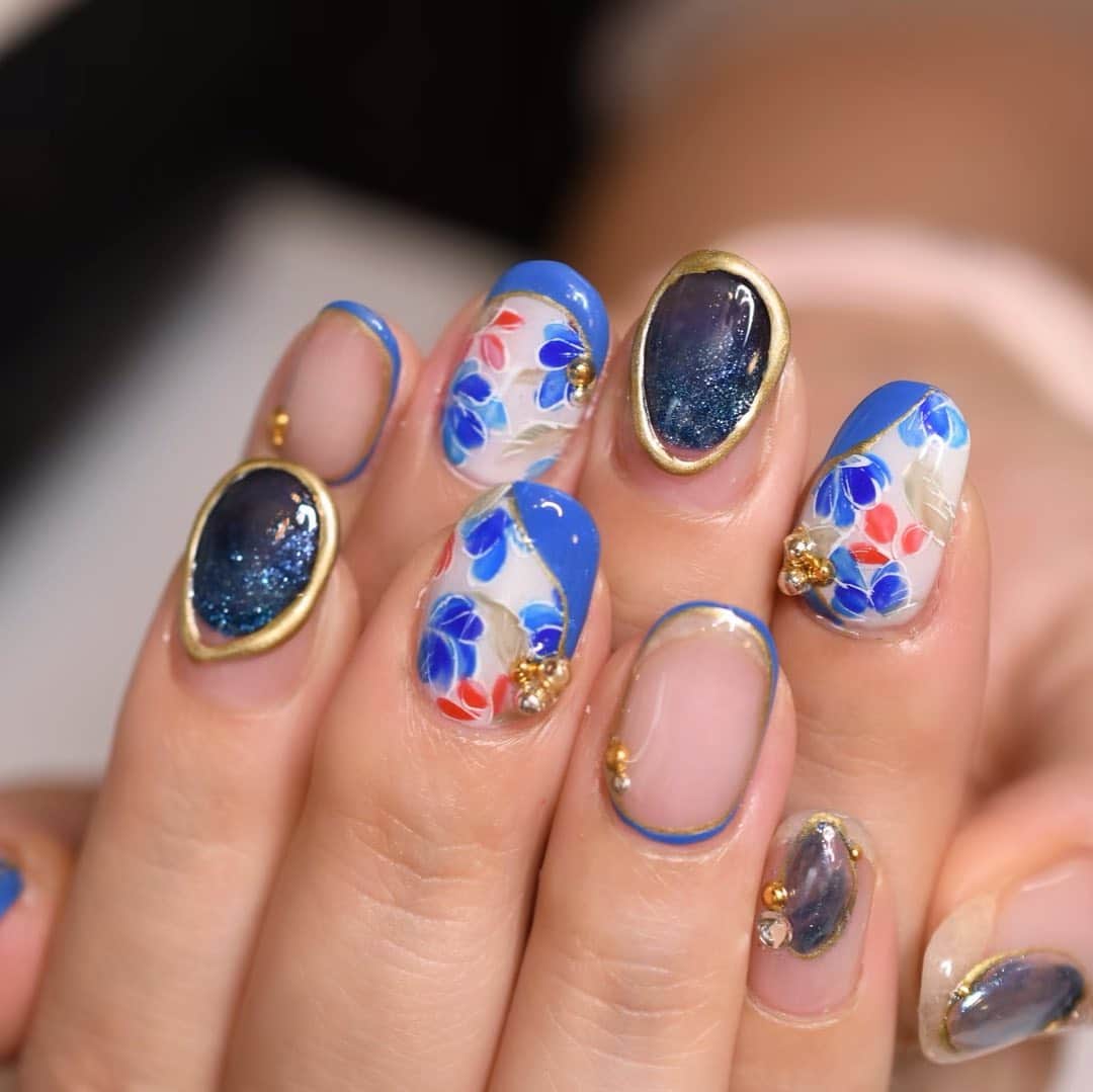 Yuka Maeda ::manicurelistのインスタグラム：「2000円分の図書カードをもらったので何を買ってあげようかなーって思って考えながら一緒に本屋さんへ👧🏻🚲 私がいいなと思ったキラッキラのお魚の絵本は気に入ってたぽかったのに、安定のいい👋🏻（笑）  結局ひらがなえいごのタブレットを自分で選んだんですが👧🏻さすが自分で選んだ物！！毎日めっちゃ押しまくってます（笑）  り、ん、の２文字だけ、完璧！（笑）  Salon data▼ ＝＝＝＝＝＝＝＝＝＝＝＝＝＝＝＝＝＝＝＝ . CADENAS -nail eyelash salon- ●Nail artist  @yuka.maeda  @yuki_cadenas ●eyelash　@cadenaseyelash  ゲストに愛と感動を…♡ . 【 LINE ＠cadenas 】 ご予約/お問い合わせはLINEよりお気軽に🤲 ▶︎▶︎#cadenasnail デザインアップしてます♡  price…★⭐︎Instagram特別キャンペーン中⭐︎★ . 「インスタ見たよ👀」と LINEからご予約で特別プライス7500円！！ . ※ご新規様限定 ※キャラクターや特殊なエレメント等のみ 別途料金いただく場合ございます🙇🏻‍♀️ . . price…初回8000円（オフ込み） access…大阪市北区堂山町16-1  中崎町駅  徒歩2分/梅田駅  徒歩6分 . tel… 06-4792-8617 ＝＝＝＝＝＝＝＝＝＝＝＝＝＝＝＝＝＝＝＝ . . . .  #中崎町ネイルサロン #梅田ネイルサロン #大阪ネイルサロン #関西ネイルサロン #インスタネイル #instanails #instanail #トレンドネイル #ネイルサンプル #クリアネイルデザイン  #ネイルブック #ブルーネイル #ネイルチェンジ #今月のネイル #にゅーねいる #夏ネイル #ミラーネイル  #ネイル大好き #きれいめネイル #ネイル部 #女子力向上委員会 #女子力 #女子力ネイル #アートネイル #金具ネイル #囲みネイル #ナノソル #ナノソルcc  #ナノソル販売してます」