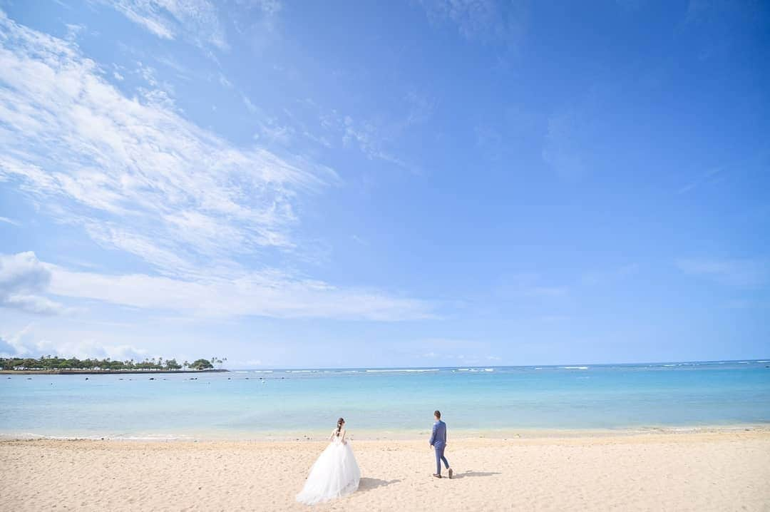 宇野けんたろうさんのインスタグラム写真 - (宇野けんたろうInstagram)「今日は妻との結婚記念日でした。 外食をしたかったけど、みんなの大嫌いな憎きあいつがまた騒いでいるので自宅で食事をしました。いや~うまかった！！  ちょっと真面目な話で宇野個人の意見だけど、芸人と結婚する女性はなかなか根性がないと正直無理です。ギャンブルもいいところです。覚悟がないと。私がアナタの夢を支えていく！！何ですか？？？そのサブいドラマの台詞は。そんなに構えなくてもいいだろうと思う方が大半ですが、結局結婚をして生活をとって辞めていく芸人さんを今までたくさん見てきました。 それだけ厳しいって事になります。 そしてコロナでだいぶ大変な思いをさせています。収入も増えてノッてきた時にこれです。妻はヤバいねと言いながらも、何とかやるしかないかと言ってます。自分が妻の親だったら恐怖で仕方がありません。だけどそんな自分をお義父さん、お義母さんは認めてくれました。 妻には指輪をプレゼントしました。ありがとう、と言ってくれましたが逆に自分みたいな芸人という人間と結婚してくれてありがとうなんです。当たり前のように受け止めてはいけないありがとうなんです。 早くこの現状を打破して喜んでもらえるように頑張るしかありません。 つまらん生活はさせたくありません。 最後に一言。 「早くディズニー行きてーーー！！！」」7月11日 21時11分 - unokentarorun