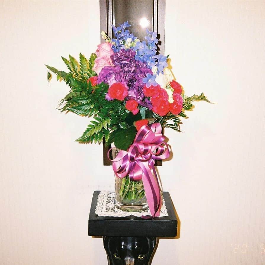 カミヤサキさんのインスタグラム写真 - (カミヤサキInstagram)「5/22に スタッフさんがくれたお花💐  もらった花は毎回フィルムに残しておくくらい 花はとても好きです💐💐💐 年が経つにつれてどんどん安らかな気持ちになってきてしまって 自分が心配。笑 僧侶に近づいてる」7月11日 21時13分 - sakisaki_dayo