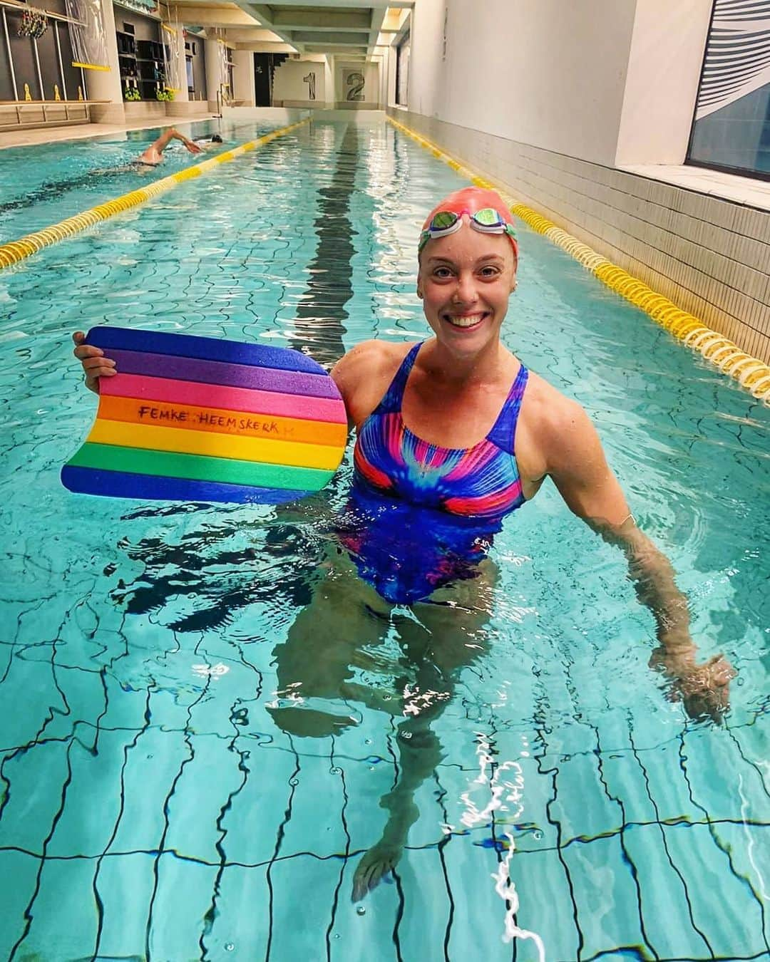 フェムケ・ヘームスケルクのインスタグラム：「Happy weekend everyone!! I finished my week in Amsterdam :) Thank you for giving me a lane @johankenkhuis 🤗❤️ . . . #SwimGym #weekend 📸 : @johankenkhuis」