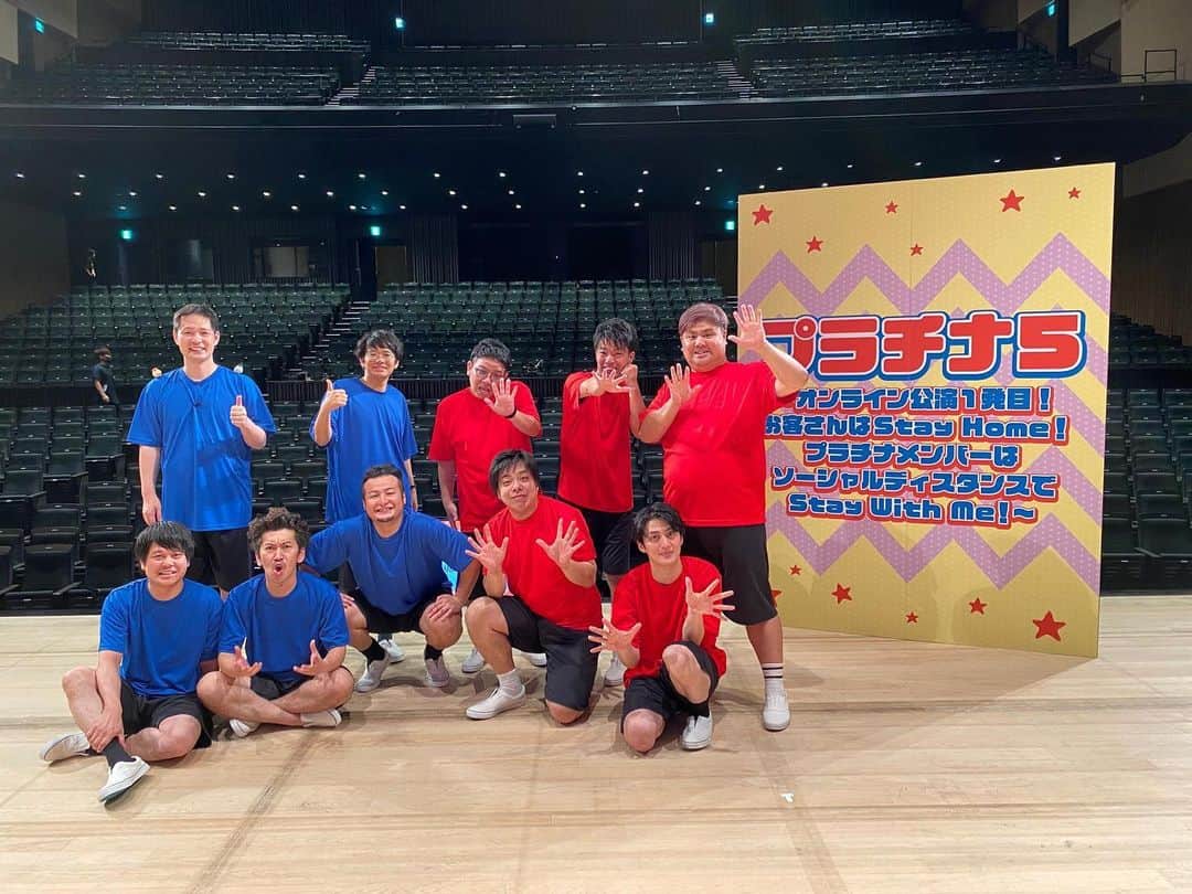 池田真一のインスタグラム：「プラチナ5ありがとうございました！ マジで6年分ぐらい笑いました🤣 芸歴13目とは思えないどうしようもないぐらいむちゃくちゃなライブでした🤣 それはナポリの肩に乗ってる小鳥見てもらったらわかると思います！ 次は大阪でもやりたいなぁ〜！ その時はよろしくお願いします！」