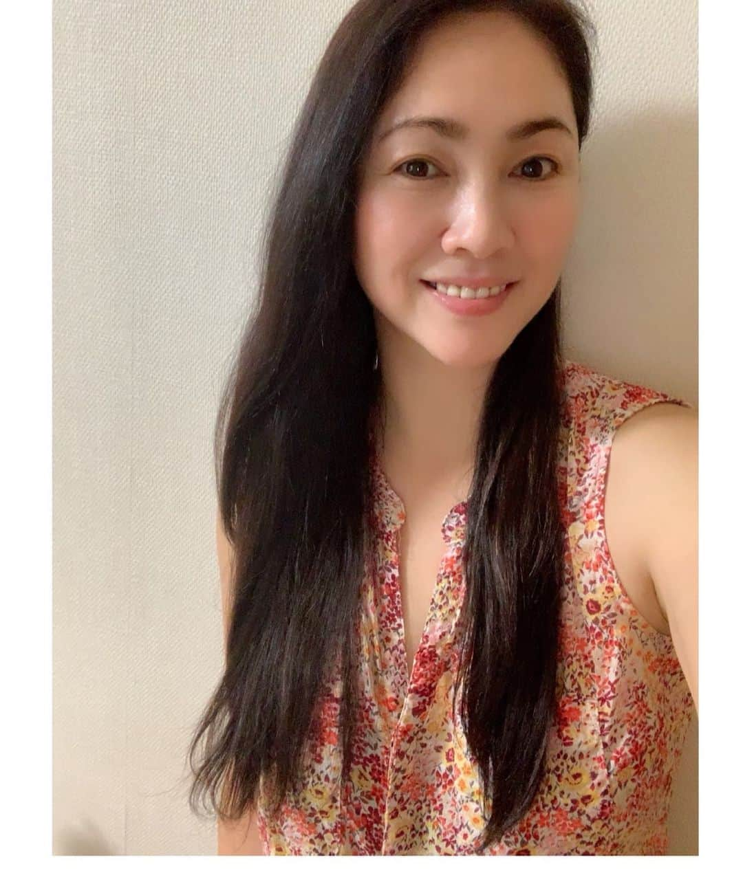 田中悦子さんのインスタグラム写真 - (田中悦子Instagram)「こんばんは〜❣️⠀ ⠀ 写真は笑ってますが 実はあまり笑える状況ではないのです。⠀ ⠀ 首が痛くて、最初は寝違えたのかと思ってたけど、もう一週間も続いてて、 とうとう頭痛もしてきた😭⠀ ⠀ 肩も痛いし、どうしたんだろう。  筋トレで悪くなったのかな〜⠀ ダンベルの重さを変えたせいかな〜⠀ ⠀ 病院行きたくないなぁ…😭⠀ ⠀  コロナ怖いし…💦💦💦⠀⠀ ⠀ 運動できないのもきつい💦 ⠀  #首痛 #首痛い #頭痛 #運動できないのつらい」7月11日 21時28分 - etsuko.reborn25