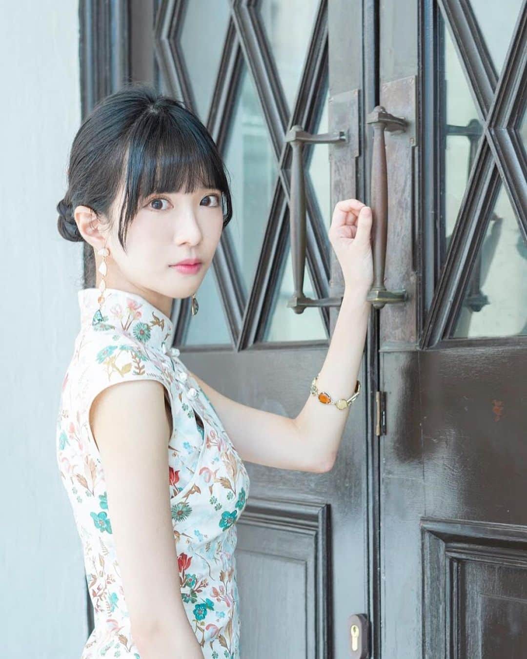 キアナのインスタグラム：「レトロ香港風🏛この日ばかり連投してごめんなさい🙇🏻‍♀️ 最後最後 唔up唔up🙌🏻」