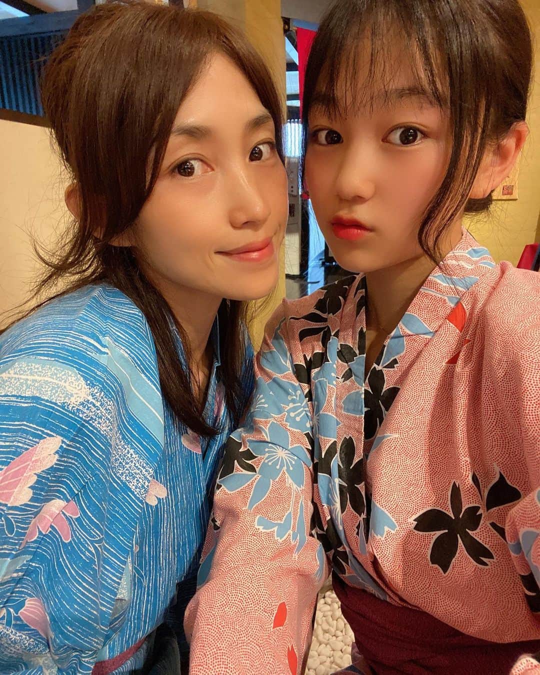 のインスタグラム：「今日は知り合いに万葉の湯の無料券を頂いたからひなせと行ってきた♨ ☆ スッピンだから盛れない〜を永遠に連呼するjk😑リップ塗ってるやんって言ったらそんなのメイクに入らないらしい⚡︎ ☆ お風呂と飲食以外はずっとマスク😷 ☆ ひなせに「マミー年々若返るね」って言われてめっちゃ嬉しかった😆子供は正直だからねw😅最近ここ数年で1番太ってるんだけど、とりあえず今をキープ🤓今より太らないように気を付けて生活しようと心がけます😊 ☆ 帰りの車で「今日楽しかったね〜」って何回も言うひなせが可愛かったわ☺️いつも憎たらしい事しか言わないからね😟 ☆ 幸せな土曜日でした🙋🏽‍♀️ ☆ #母娘#浴衣#夏だね#スッピン#母娘デート #jk#アラフォーママ#lifestyle#ライフスタイル#子育て#yukata」
