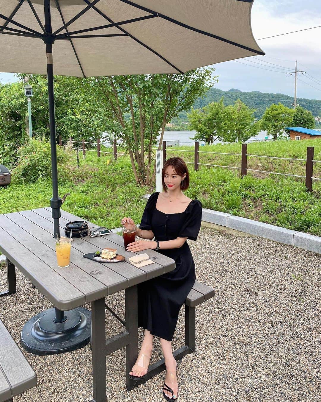 Hyemiさんのインスタグラム写真 - (HyemiInstagram)「여름이 너무 좋다 파릇파릇🌲🌲 북한강 보이는 카페 🤍 ⠀ 주말에도 공구는 계속 되죠!😘 #탈라 #슈바츠코프 공구중이예요 일요일밤 10시엔 mts 공구오픈! MTS는 선착순 선물 준비했어용🙋🏻‍♀️」7月11日 21時42分 - hinzajoa