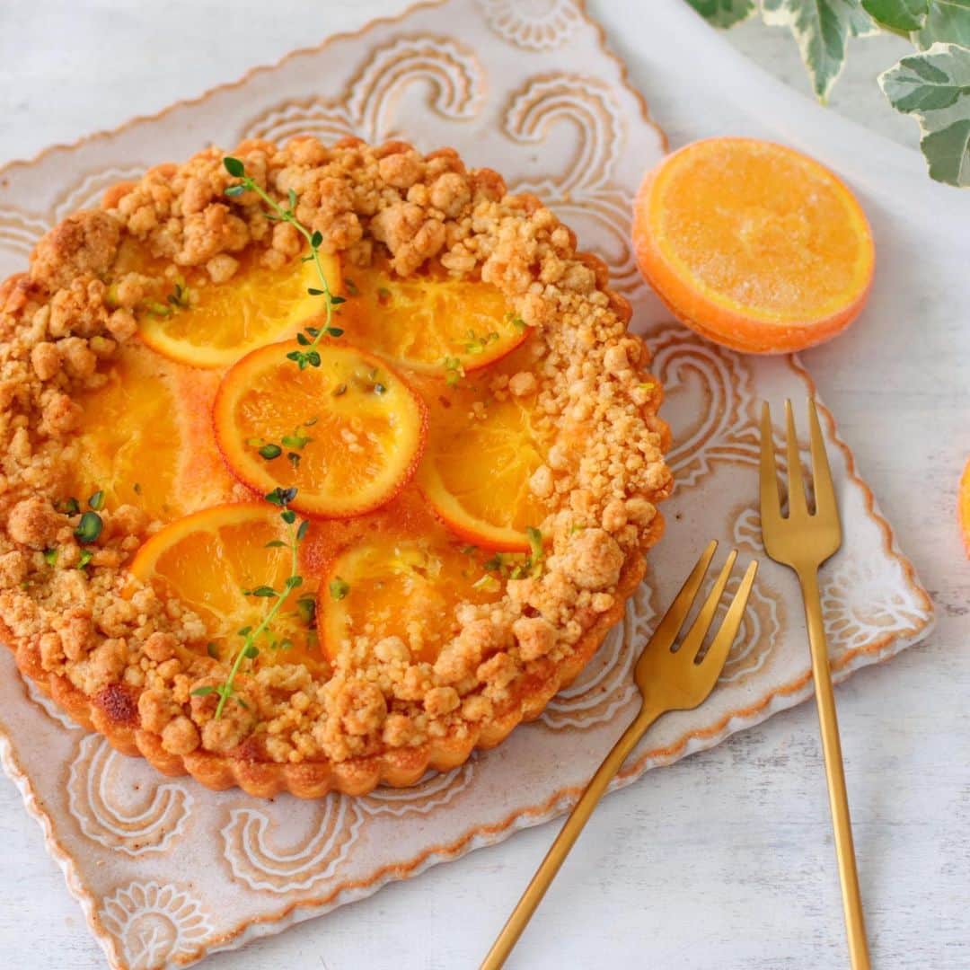 あいりおーさんのインスタグラム写真 - (あいりおーInstagram)「久々のオレンジタルト🍊通称オレタル٩(๑❛ᴗ❛๑)۶ . . いつもは缶詰を使うんだけど、今回は冷凍オレンジを自分で簡単シロップ煮にしてタルトに🥧. . 夏のタルトの敷き込みは時間との勝負だけどオレンジの甘酸っぱさとサクサククランブルとタルトが旨し٩(*ゝڡ◕๑)۶♡. . ただ連日の雨で湿気とも勝負😂. . 雨はいやだ。☔️. . タルトは面倒と思うかもしれないけど、タルト生地作る日、焼き上げる日って感じです分けて作業すればそんなに大変じゃないので夏のオレタルおすすめ٩(๑❛ᴗ❛๑)۶ . . . . #オレタル#オレンジタルト. #フルーツタルト#マカロニメイト #あいりおースイーツ#instagramjapan #kurashiru #kurashirufood #デリスタグラマー#キナリノ#おうちごはん#フーディーテーブル #製菓材料ならコッタ #コッタ #instagramjapan #igersjp #Instagram #delistagramme #レシピもコッタ #お菓子作りならコッタ コッタ#joiceonthetable #ジョイスオンザテーブル」7月11日 21時41分 - airio830