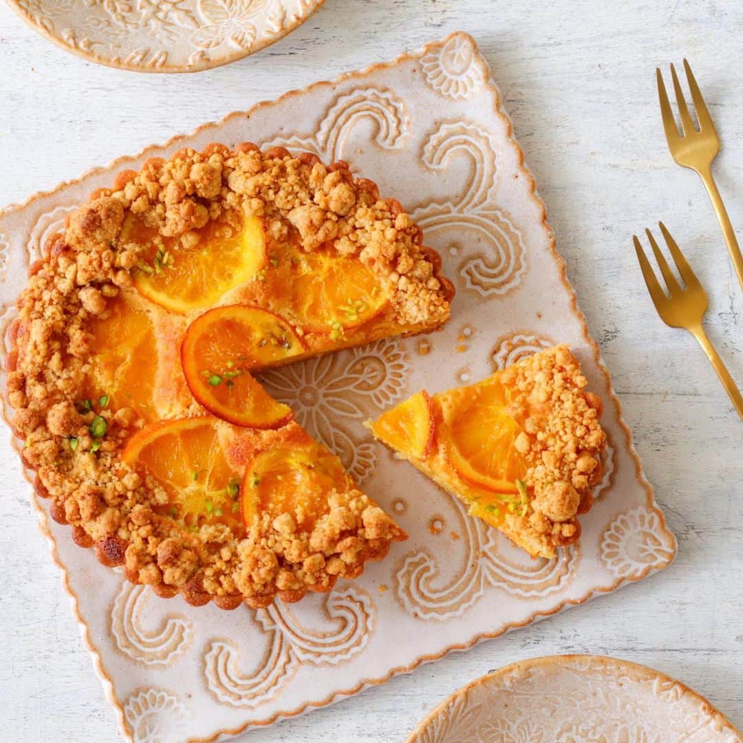 あいりおーさんのインスタグラム写真 - (あいりおーInstagram)「久々のオレンジタルト🍊通称オレタル٩(๑❛ᴗ❛๑)۶ . . いつもは缶詰を使うんだけど、今回は冷凍オレンジを自分で簡単シロップ煮にしてタルトに🥧. . 夏のタルトの敷き込みは時間との勝負だけどオレンジの甘酸っぱさとサクサククランブルとタルトが旨し٩(*ゝڡ◕๑)۶♡. . ただ連日の雨で湿気とも勝負😂. . 雨はいやだ。☔️. . タルトは面倒と思うかもしれないけど、タルト生地作る日、焼き上げる日って感じです分けて作業すればそんなに大変じゃないので夏のオレタルおすすめ٩(๑❛ᴗ❛๑)۶ . . . . #オレタル#オレンジタルト. #フルーツタルト#マカロニメイト #あいりおースイーツ#instagramjapan #kurashiru #kurashirufood #デリスタグラマー#キナリノ#おうちごはん#フーディーテーブル #製菓材料ならコッタ #コッタ #instagramjapan #igersjp #Instagram #delistagramme #レシピもコッタ #お菓子作りならコッタ コッタ#joiceonthetable #ジョイスオンザテーブル」7月11日 21時41分 - airio830