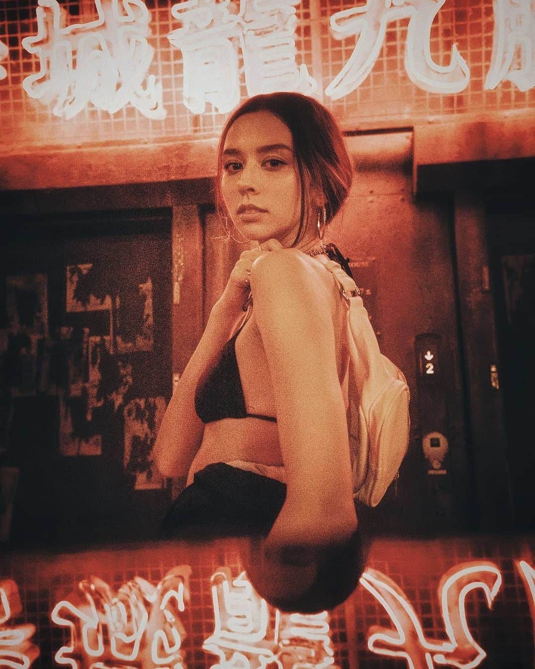 Berlin Tokyoのインスタグラム：「Pulsing night under the hazy neon lights. . @alexa_luczak . . #hellofrom tokyo, #japan」